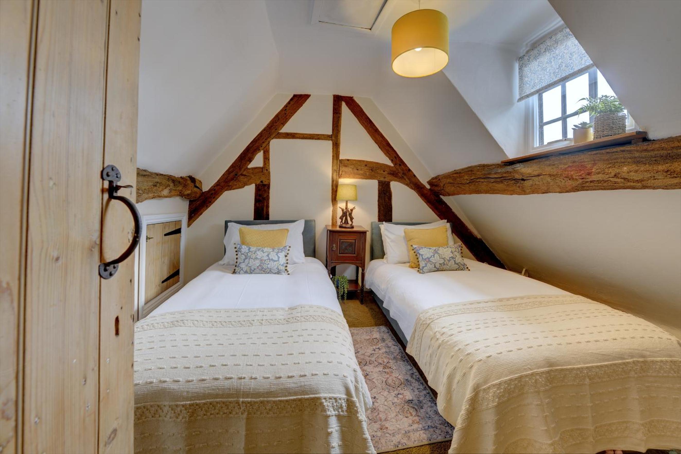 Tudor Cottage by Spa Town Property - Historic Charm in Warwick Town Centre view 4
