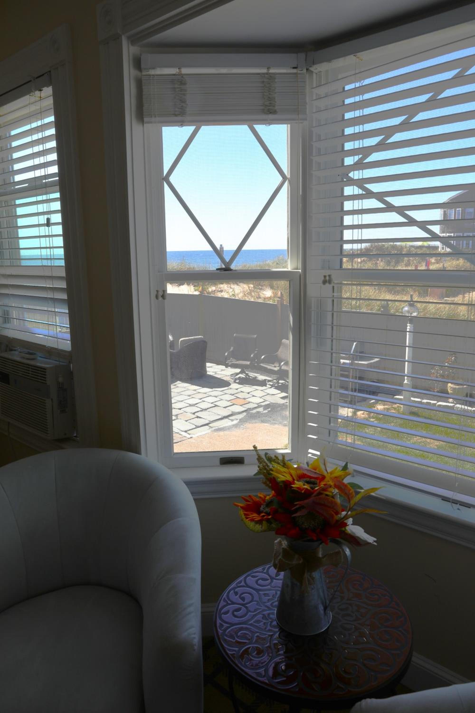 By The Sea Guests Bed & Breakfast and Suites