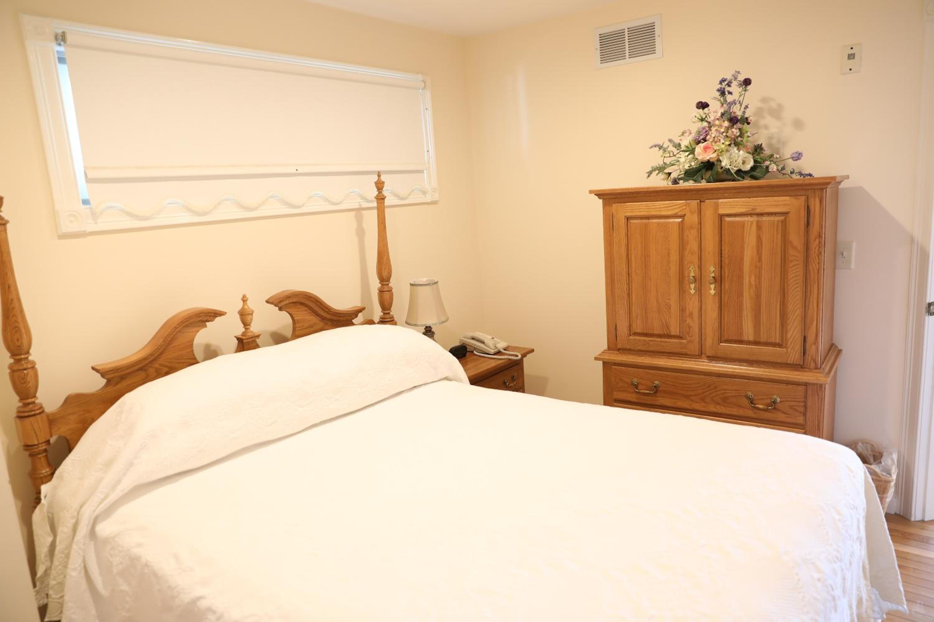 By The Sea Guests Bed & Breakfast and Suites