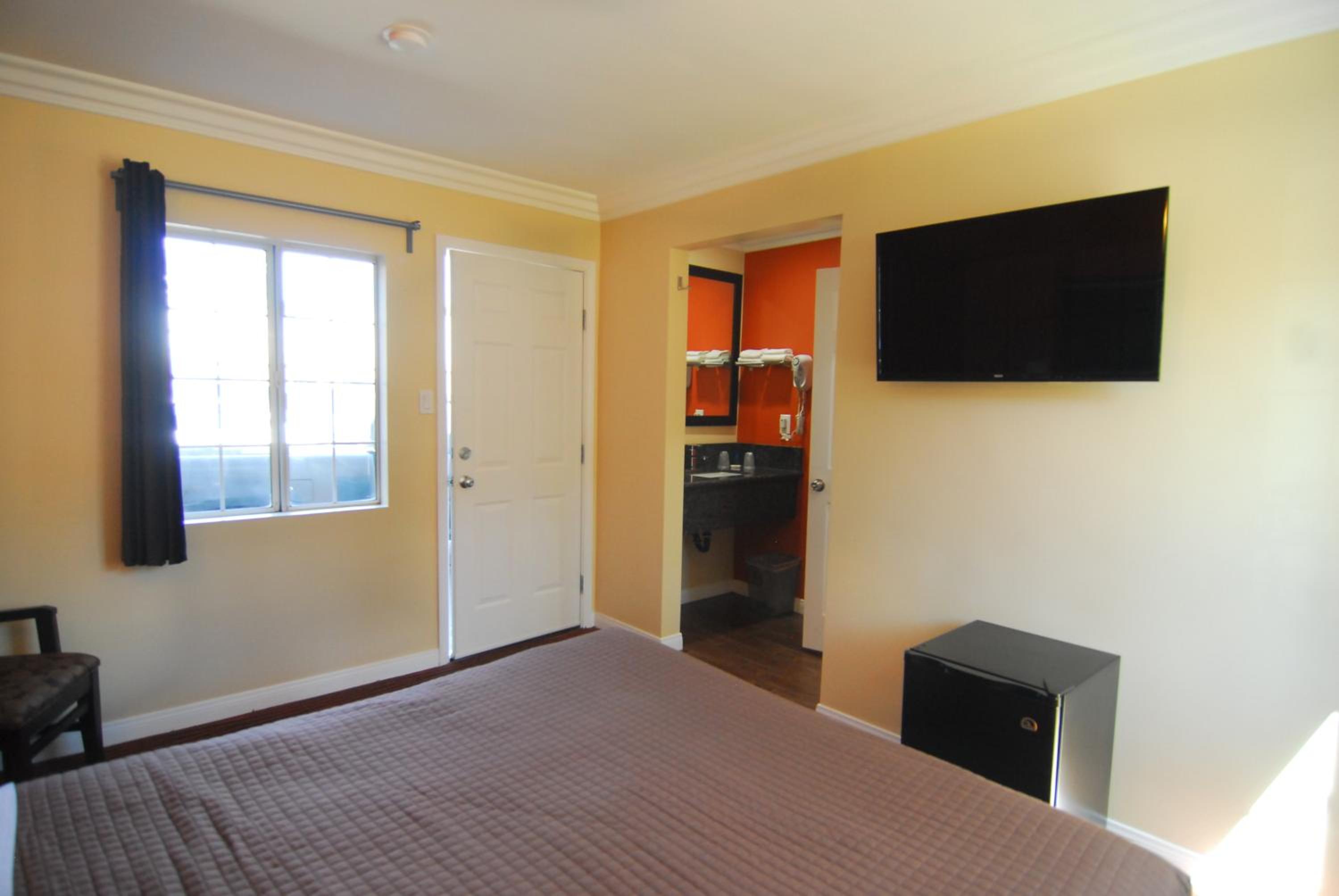 Los Angeles Vacations - Studio City Inn - Near Universal Studios Hollywood - Property Image 1