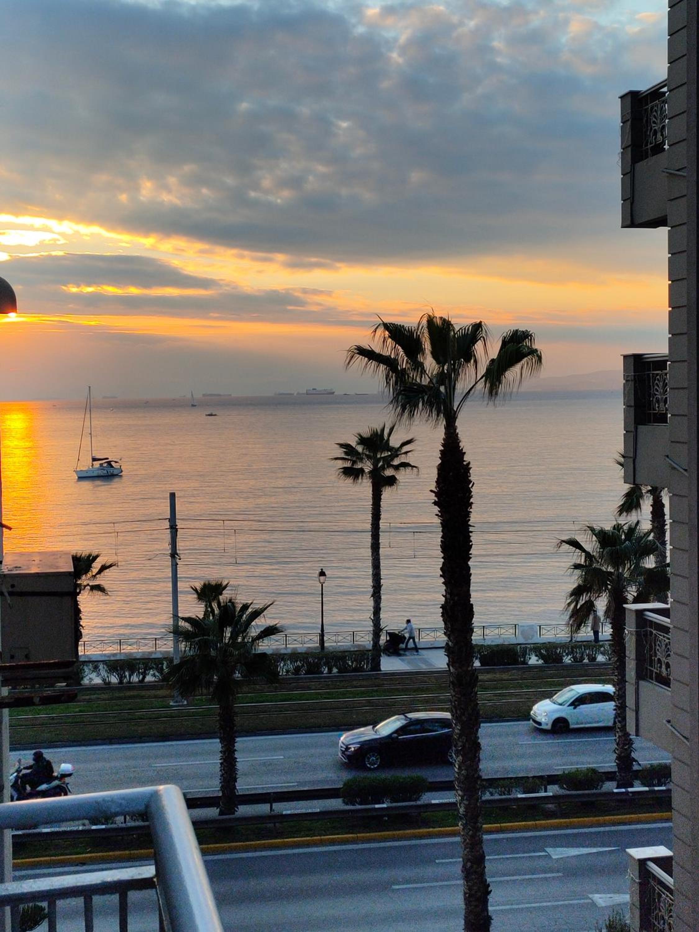 Athens Riviera apt with seaview, 15' to Acropolis