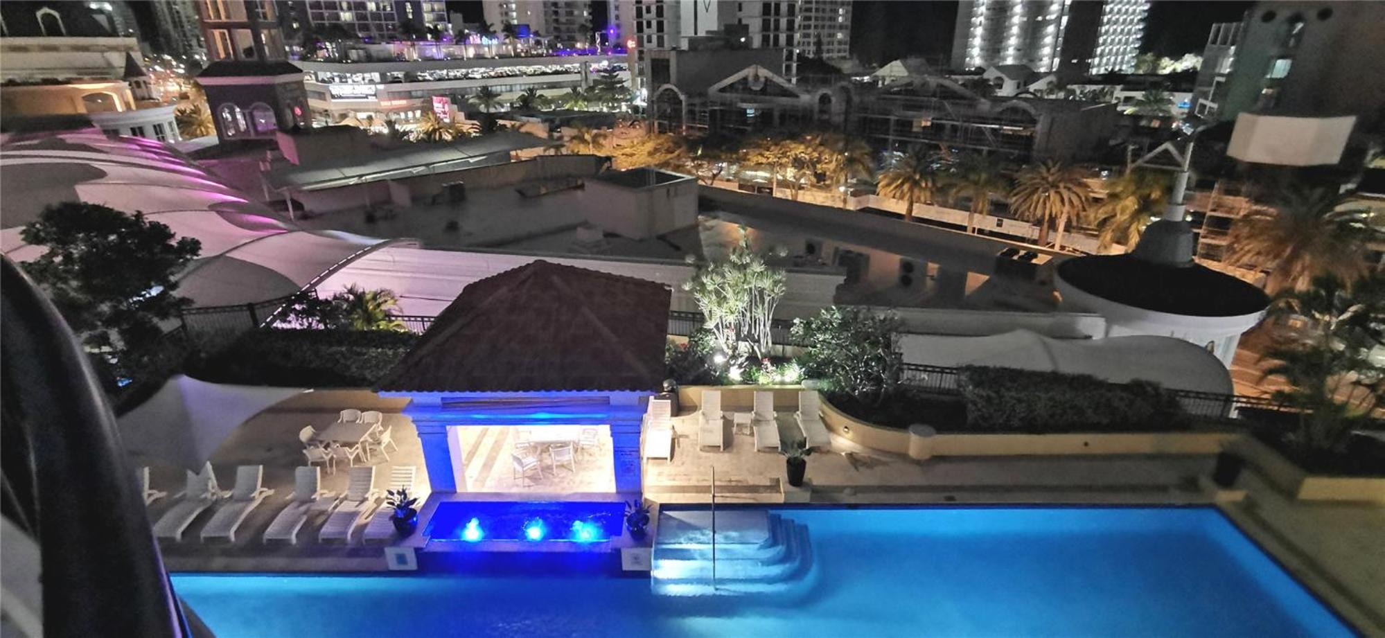 Beachside 2 BR Apt in the Heart of Surfers Paradise - Chevron Renaissance - free parking