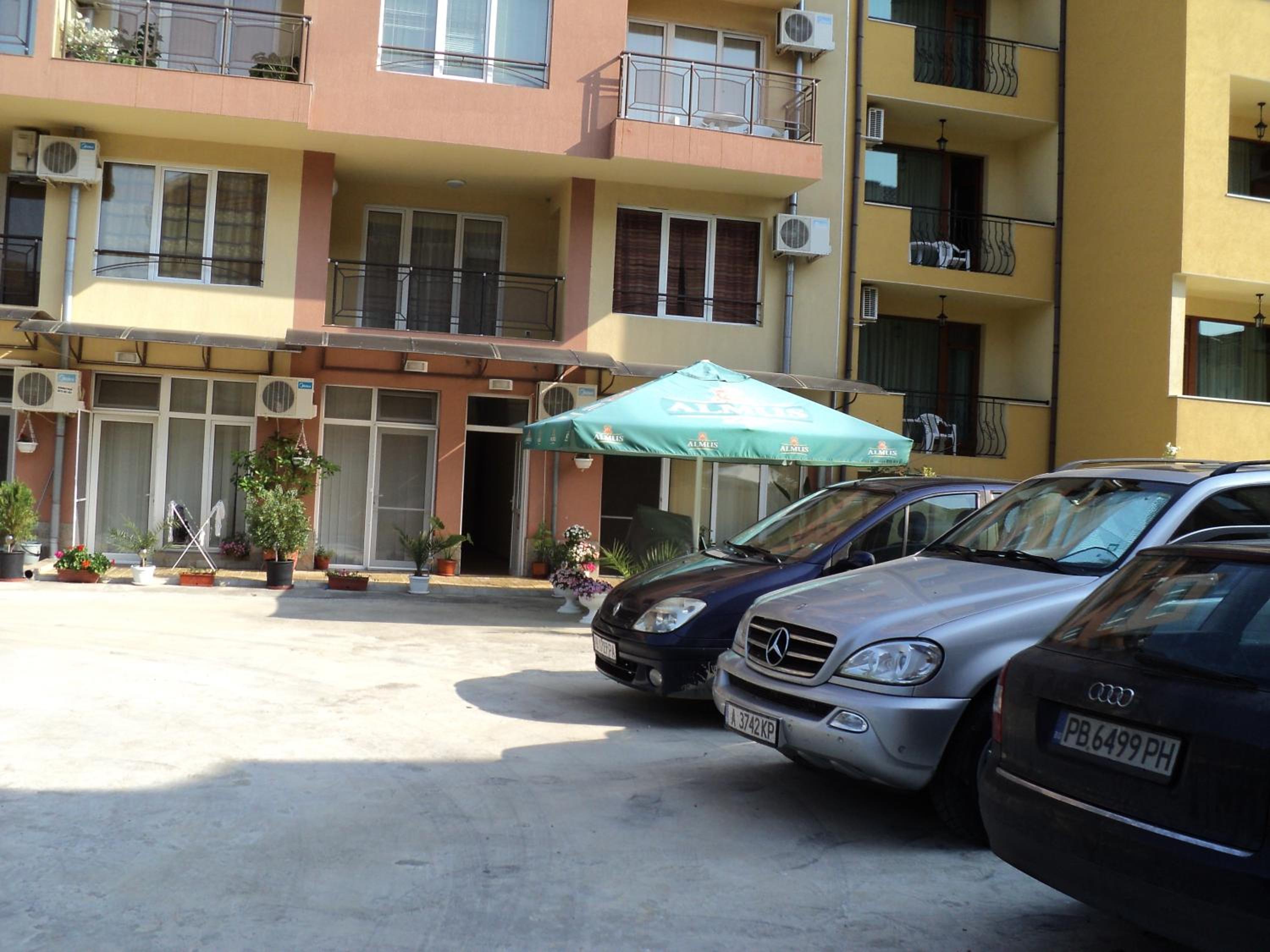 Meni Apartments and Guest Rooms