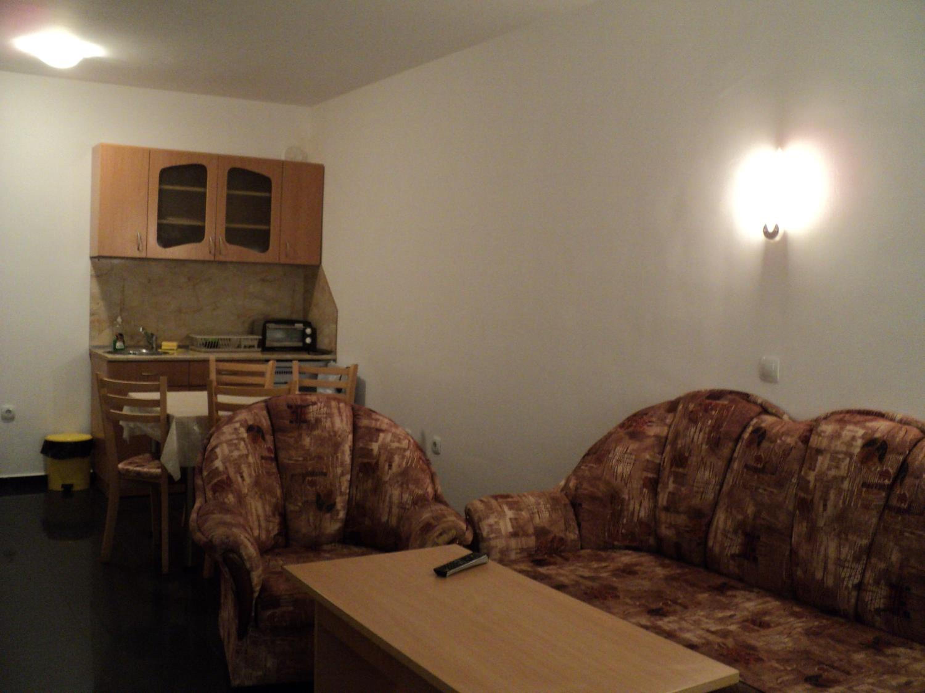Meni Apartments and Guest Rooms