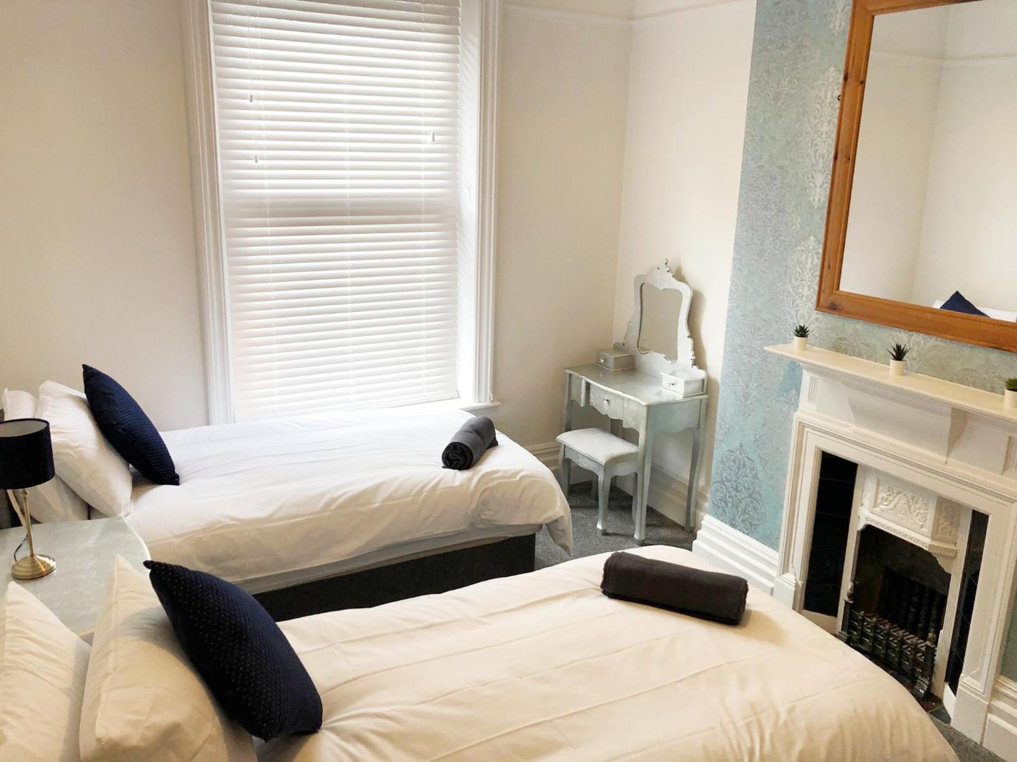 Spacious 3-Bed Coastal Stay Sleeps 6 Parking Groups Welcome