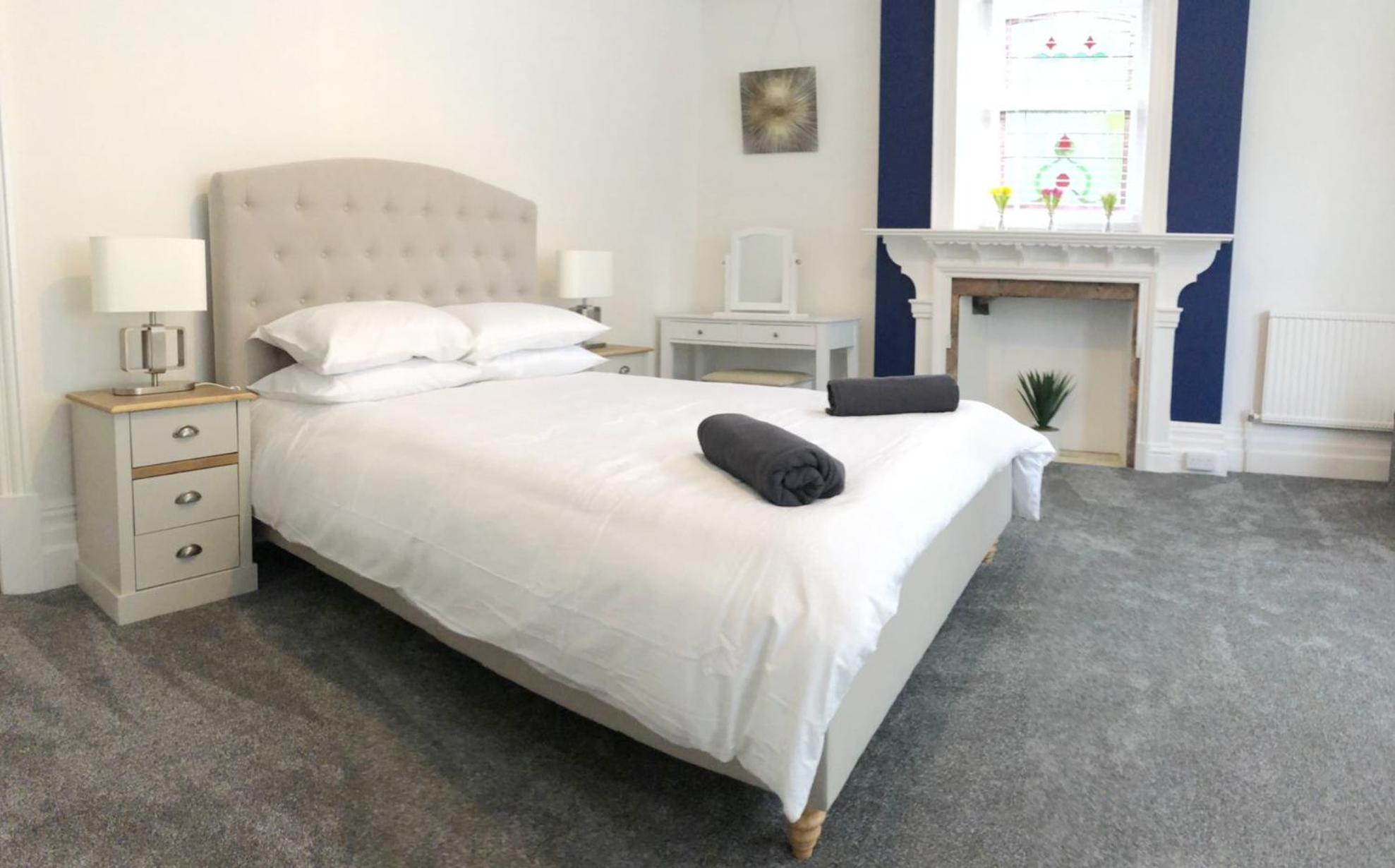 Spacious 3-Bed Coastal Stay Sleeps 6 Parking Groups Welcome