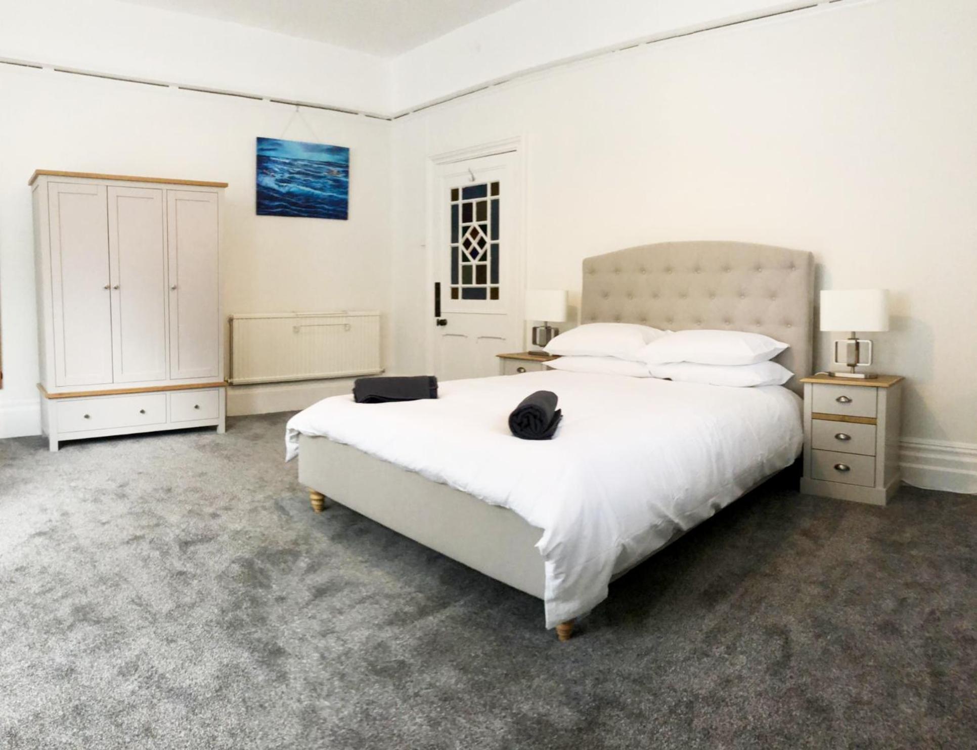 Spacious 3-Bed Coastal Stay Sleeps 6 Parking Groups Welcome