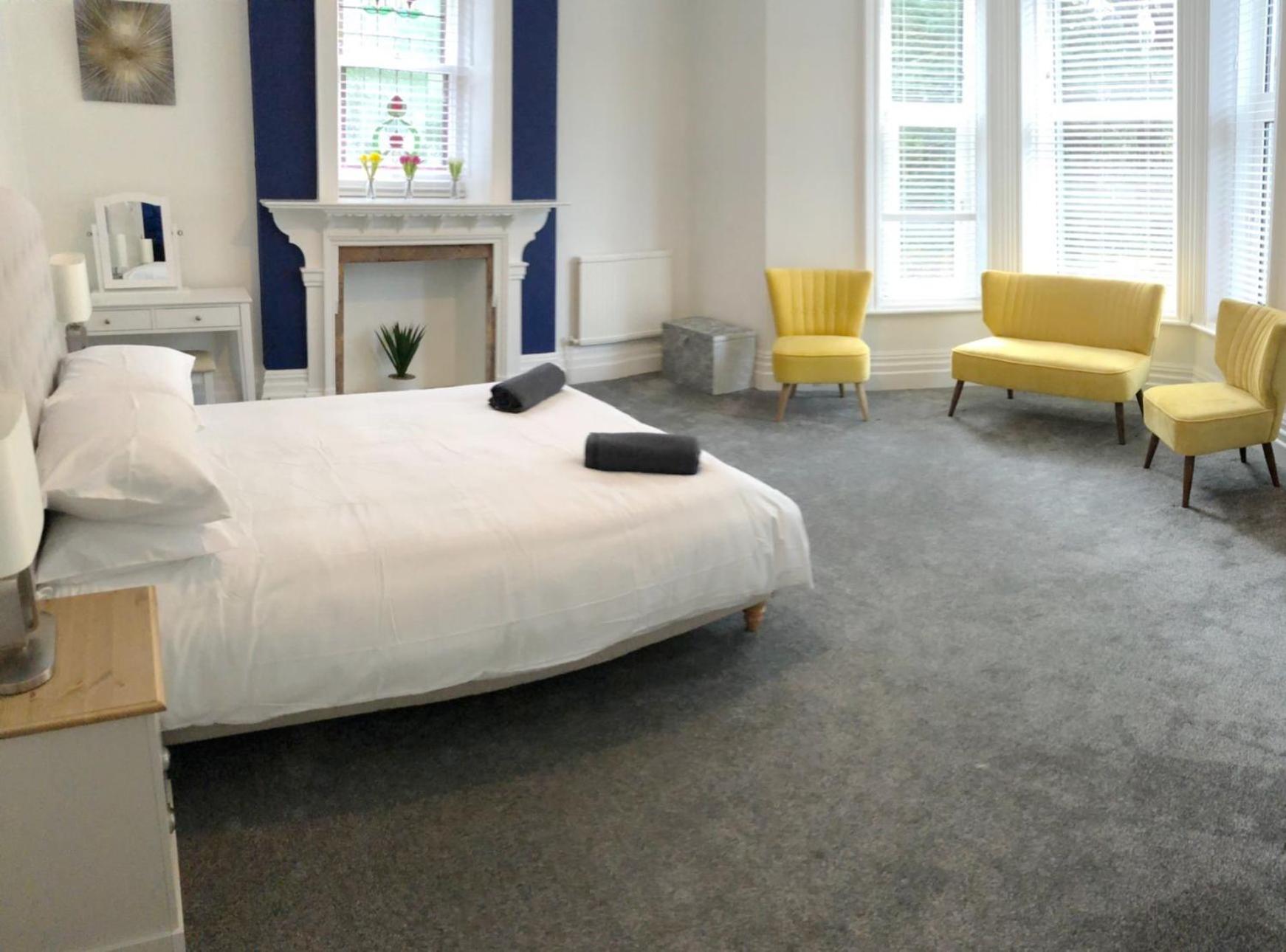 Spacious 3-Bed Coastal Stay Sleeps 6 Parking Groups Welcome