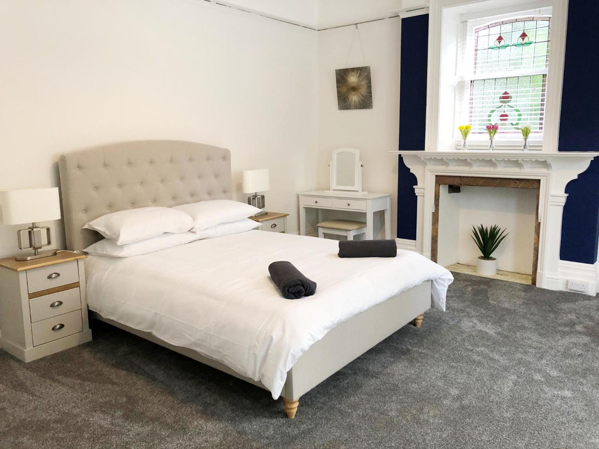Spacious 3-Bed Coastal Stay Sleeps 6 Parking Groups Welcome
