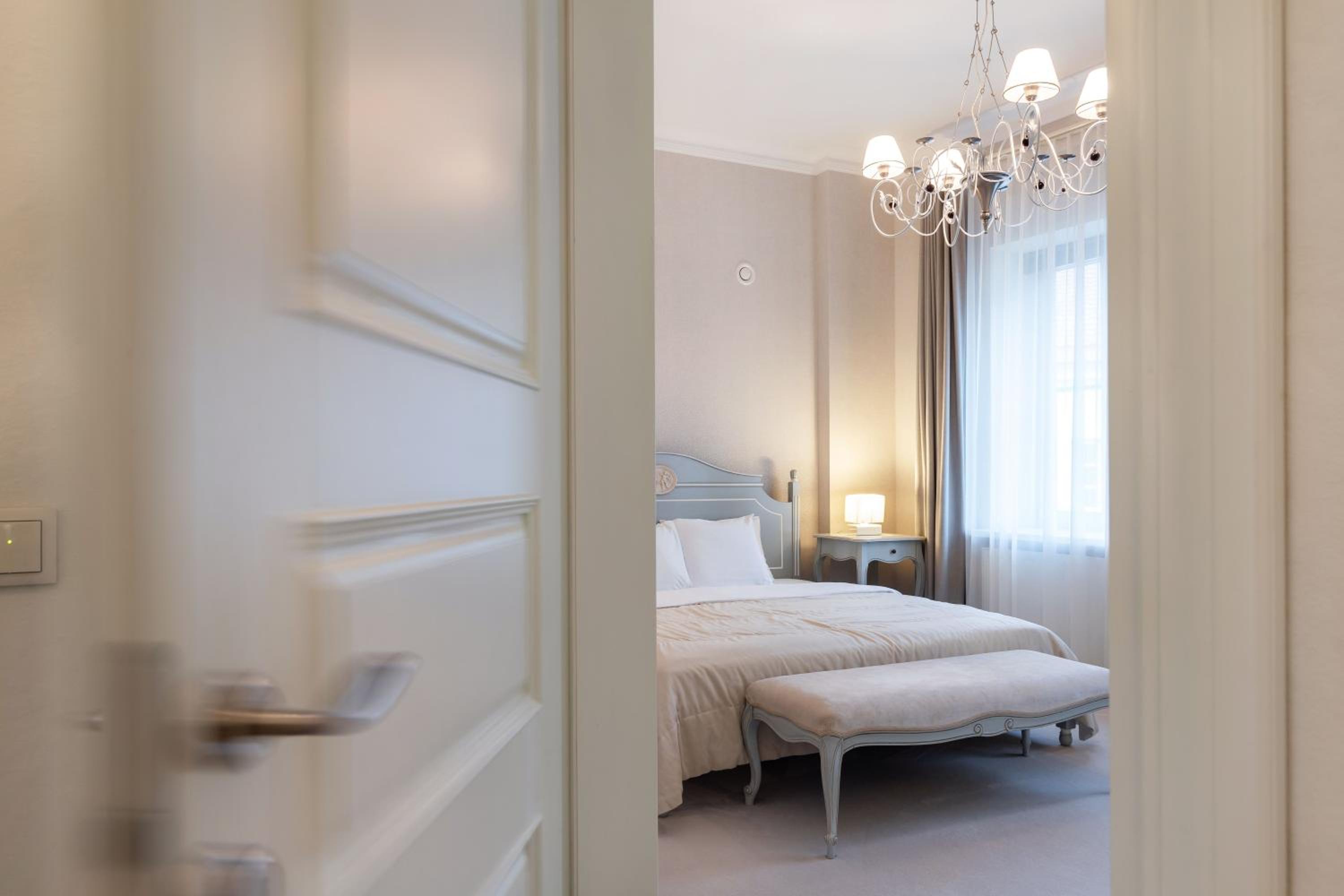 Luxury 2BDR Heart Of Old Town view 3