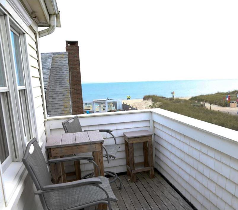 By The Sea Guests Bed & Breakfast and Suites