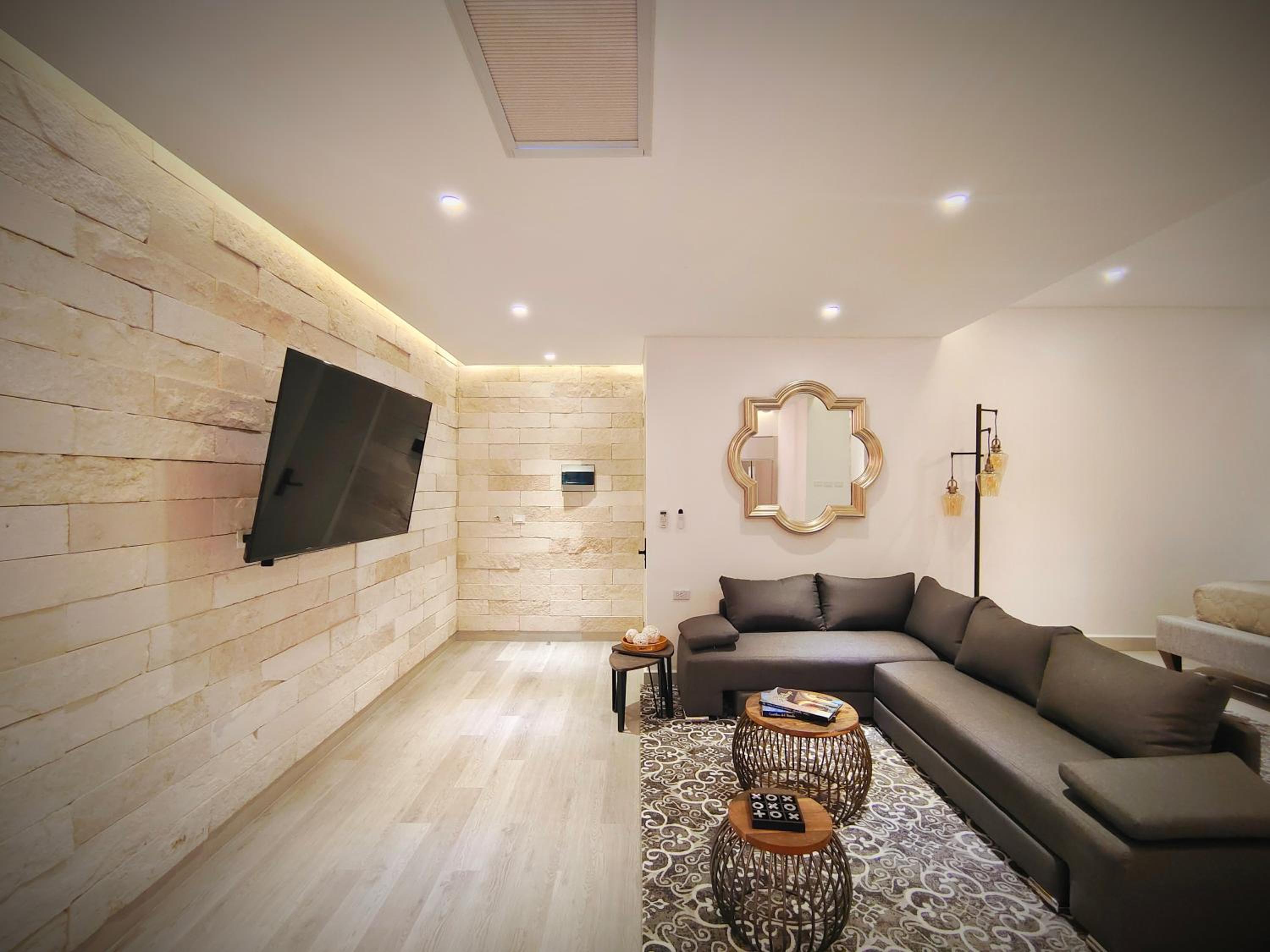 1st Luxury Warehouse