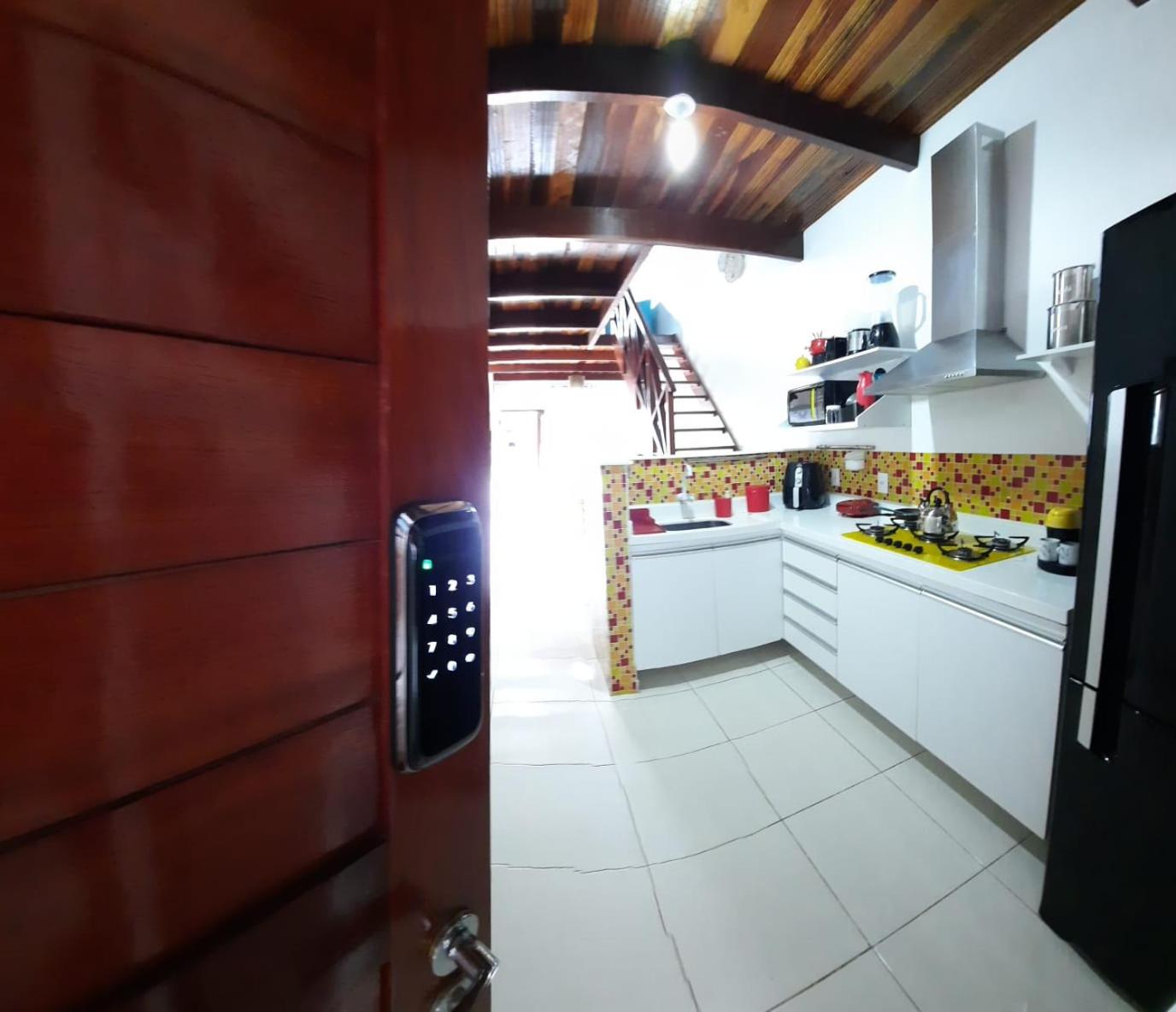 Linda casa com 5 quartos, a poucos metros da praia