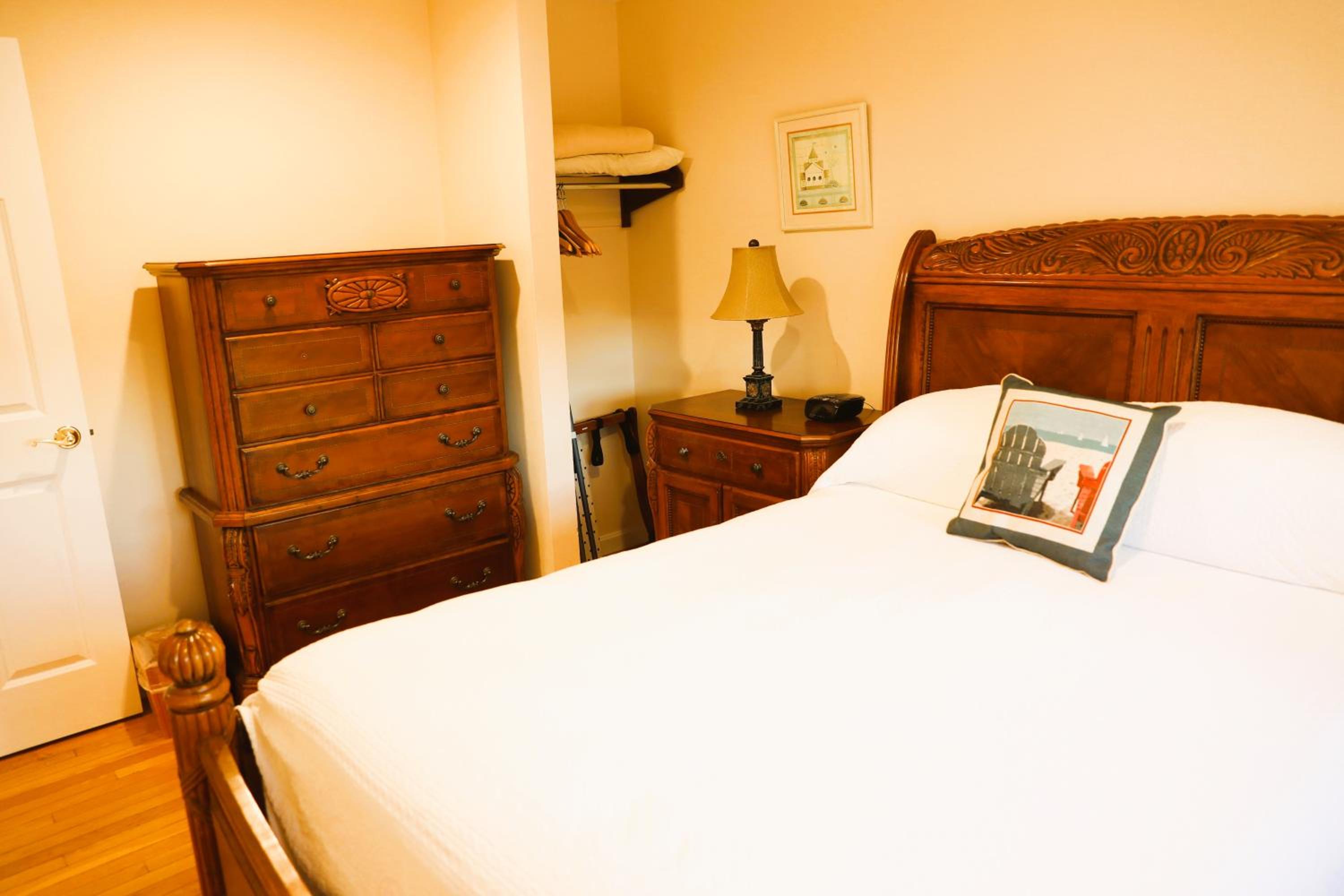 By The Sea Guests Bed & Breakfast and Suites