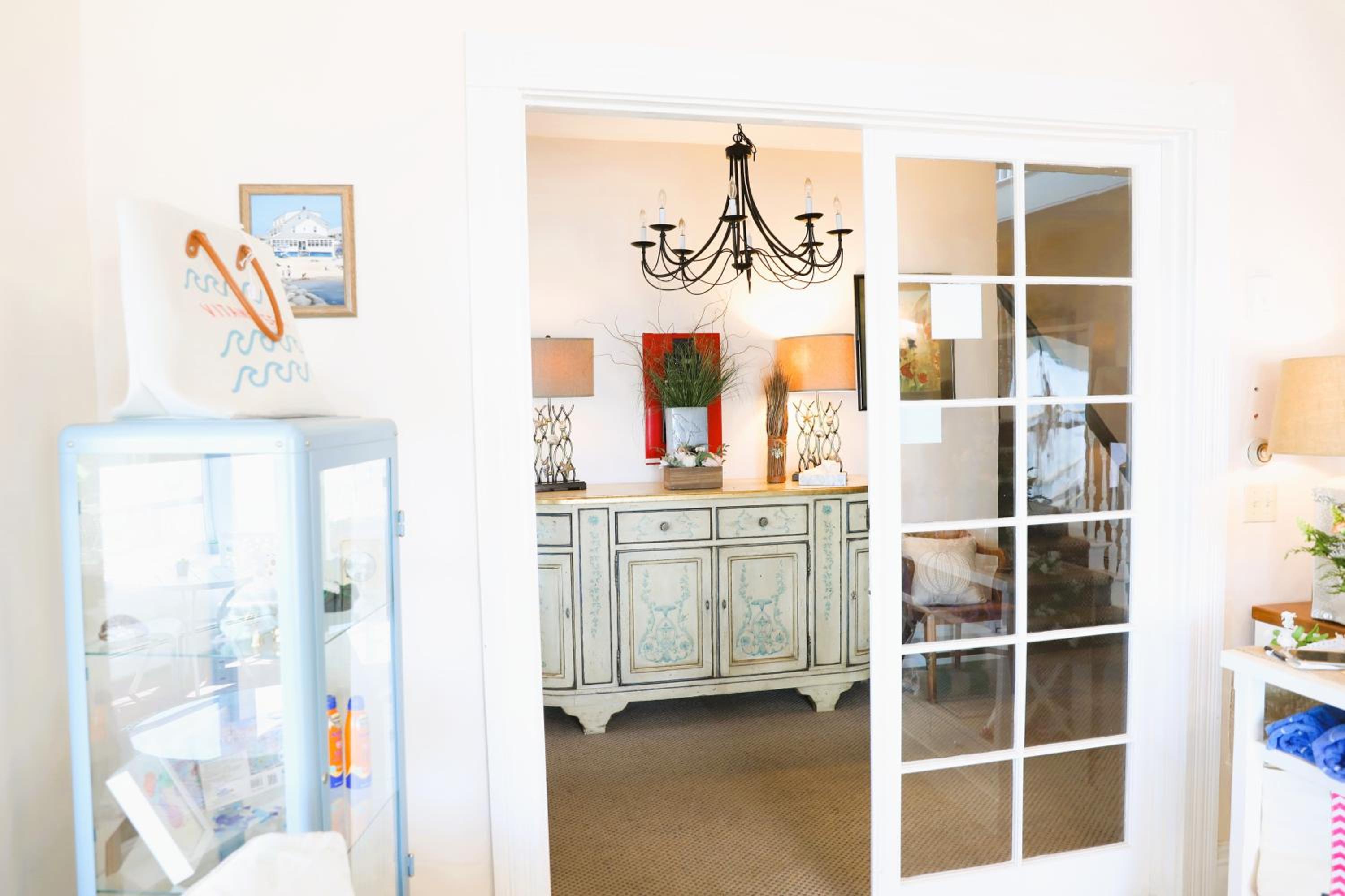 By The Sea Guests Bed & Breakfast and Suites