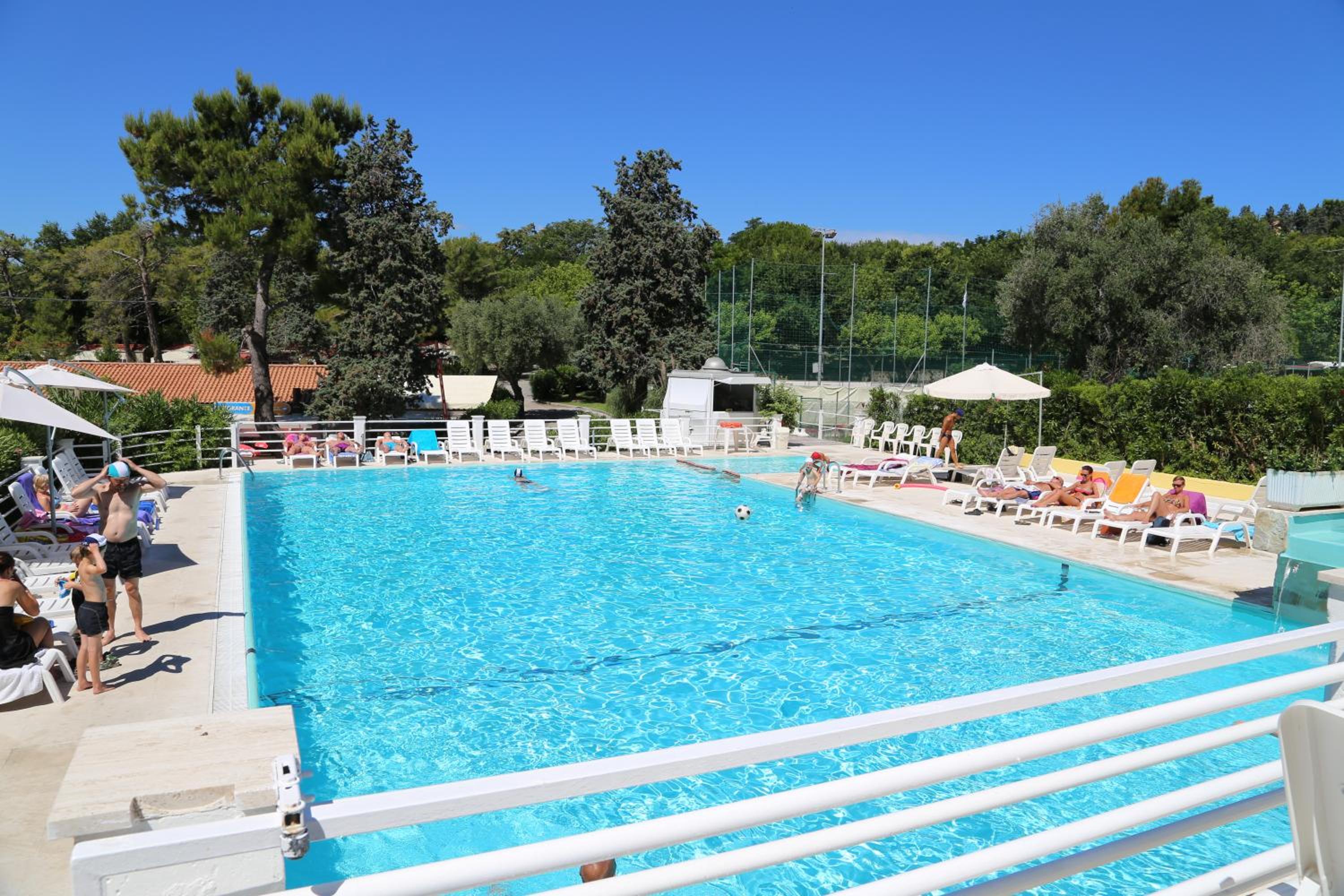 Green Garden Village con piscina, spiaggia riservata e parcheggio