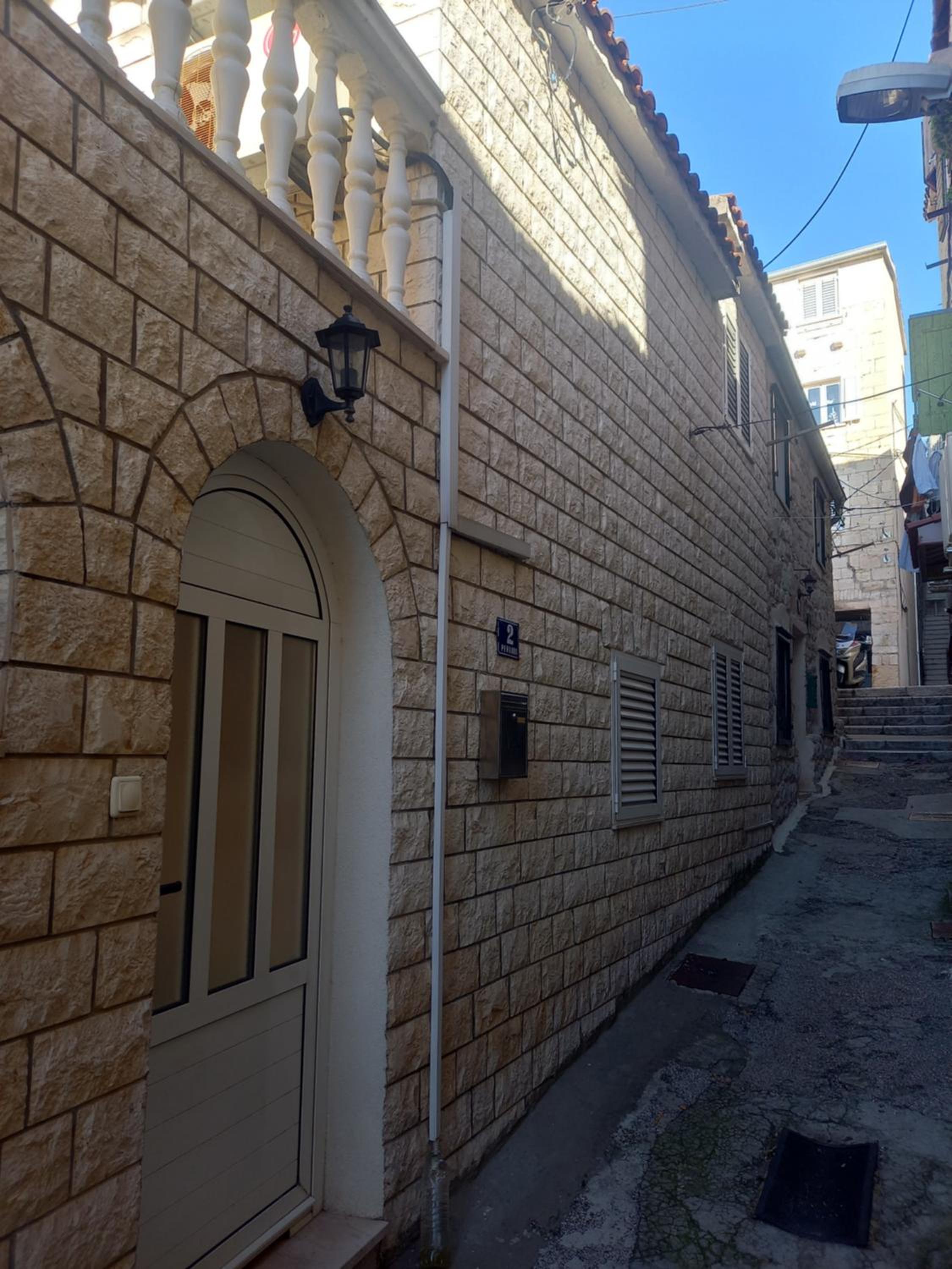 HOUSE MIRKO- center of Split view 2