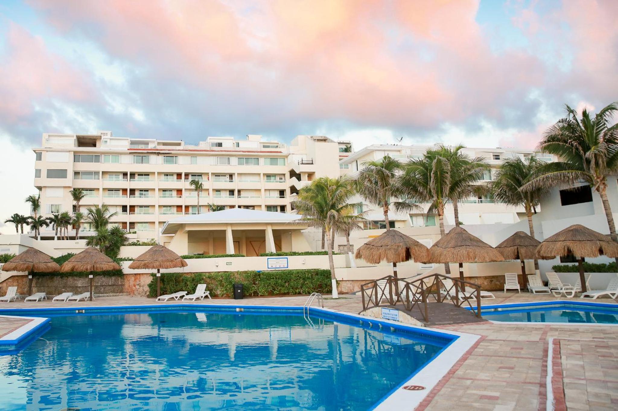 Brisas Shores Penthouse Beachfront, Ocean View Terrace Cancun Hotel Zone, 2 bedrooms