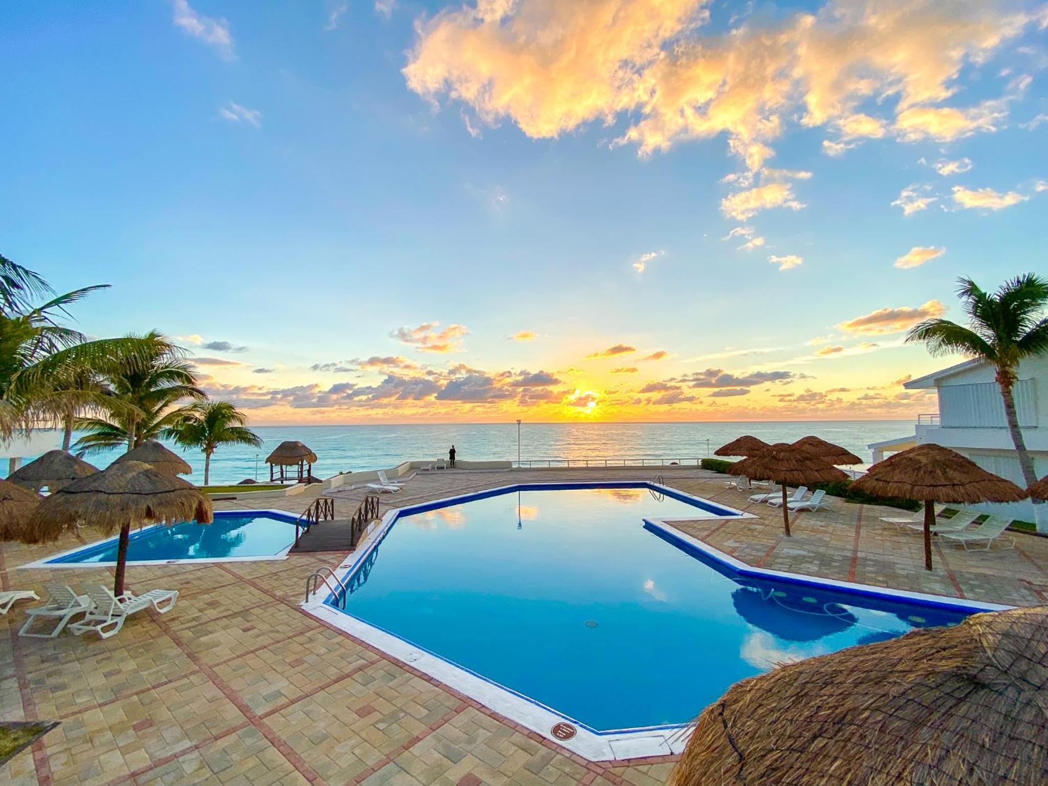 Brisas Shores Penthouse Beachfront, Ocean View Terrace Cancun Hotel Zone, 2 bedrooms