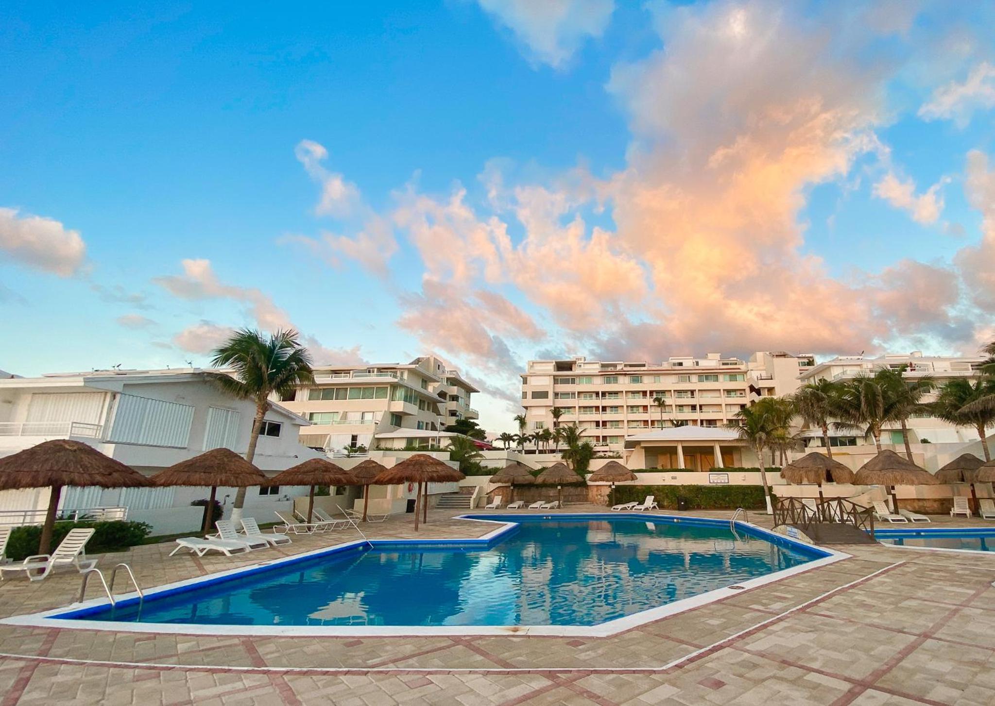 Brisas Shores 07 Beachfront Condo, Pool and garden area, Zona Hotelera Cancun