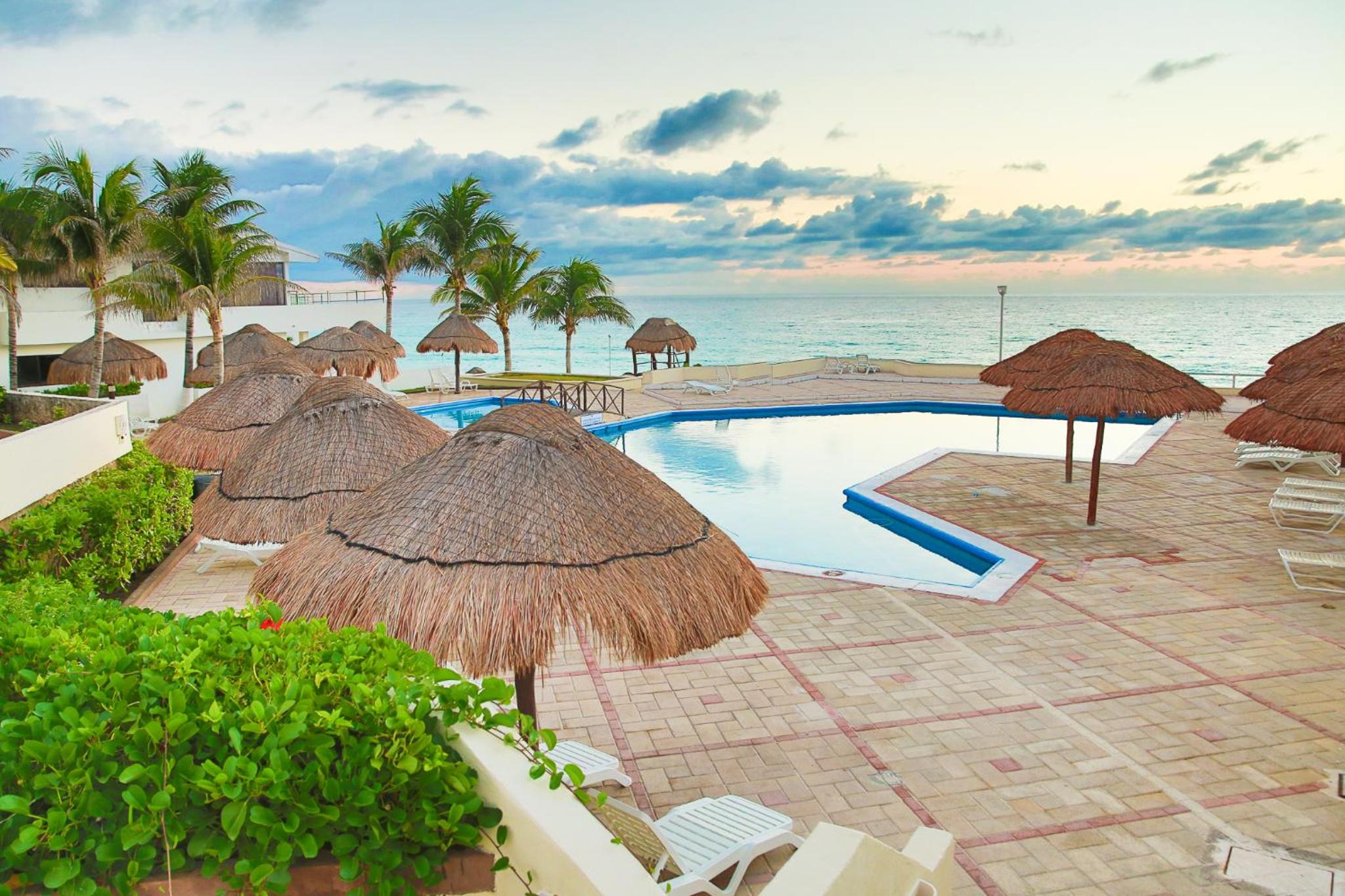 Brisas Shores 07 Beachfront Condo, Pool and garden area, Zona Hotelera Cancun