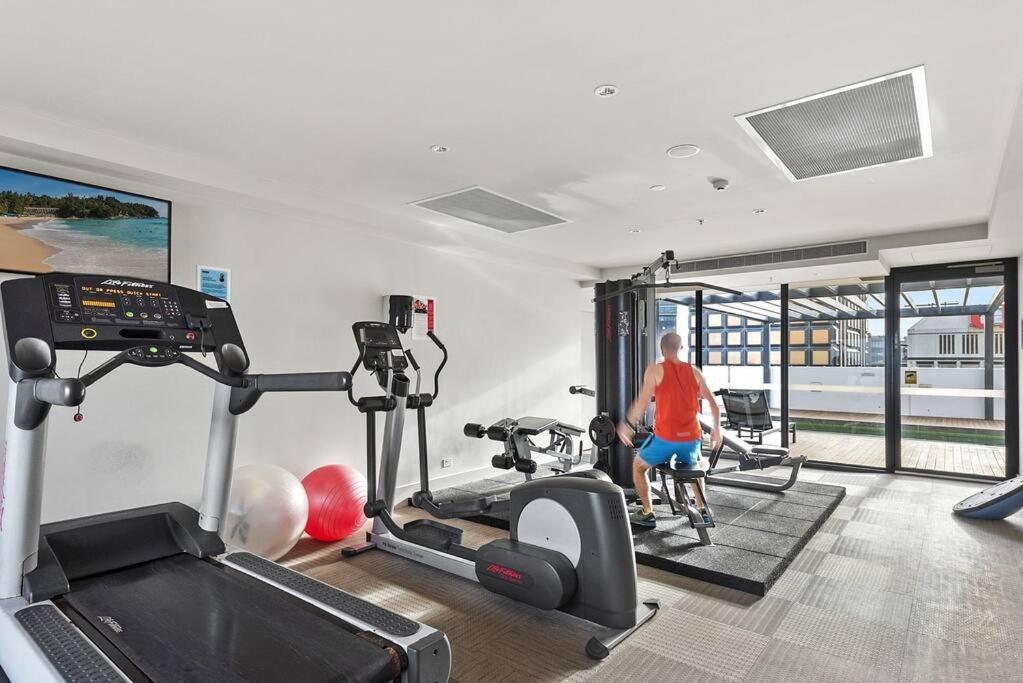 Modern Spacious City Pad with Rooftop Pool and Gym
