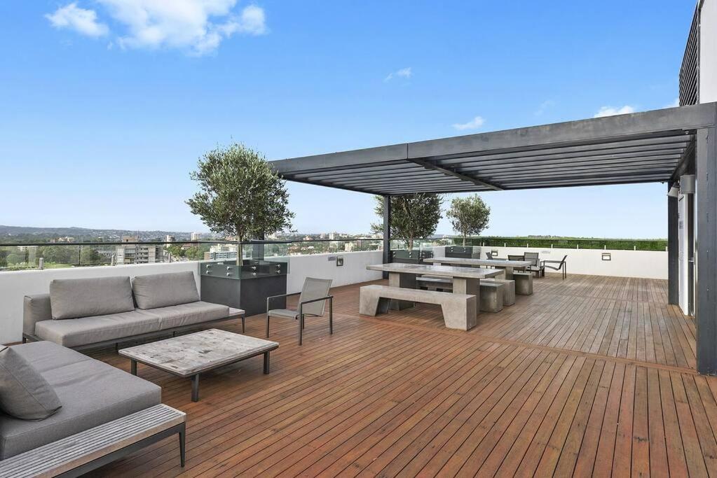 Modern Spacious City Pad with Rooftop Pool and Gym