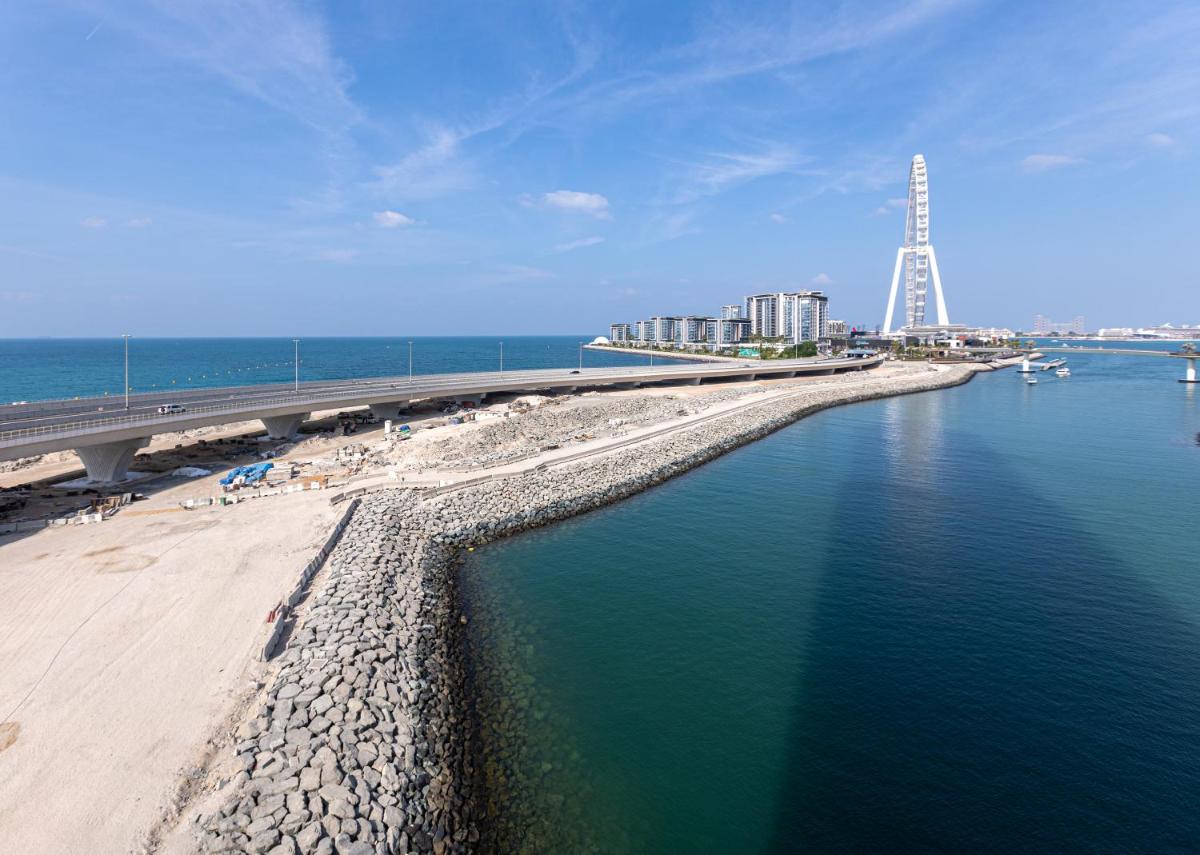 Brand new apartment with huge terrace 52 42