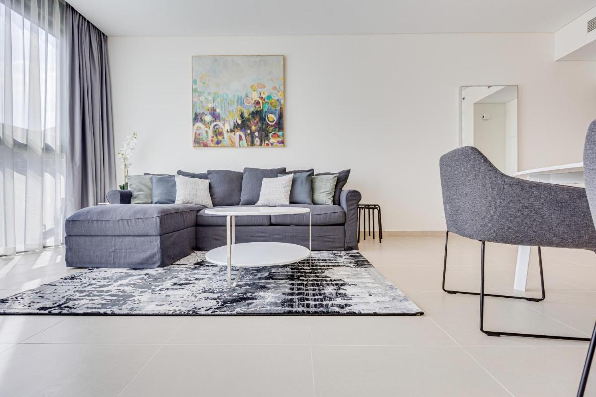 Brand new apartment with huge terrace 52 42