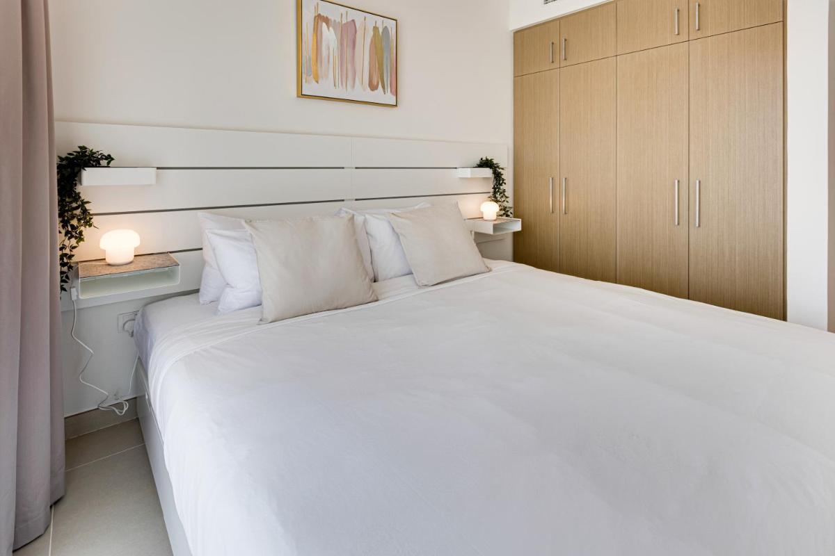 Brand new apartment with huge terrace 52 42