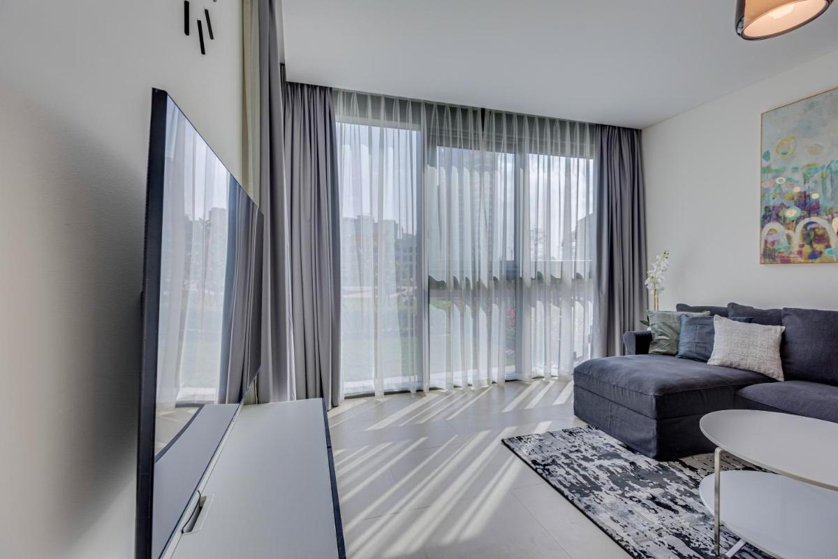 Brand new apartment with huge terrace 52 42
