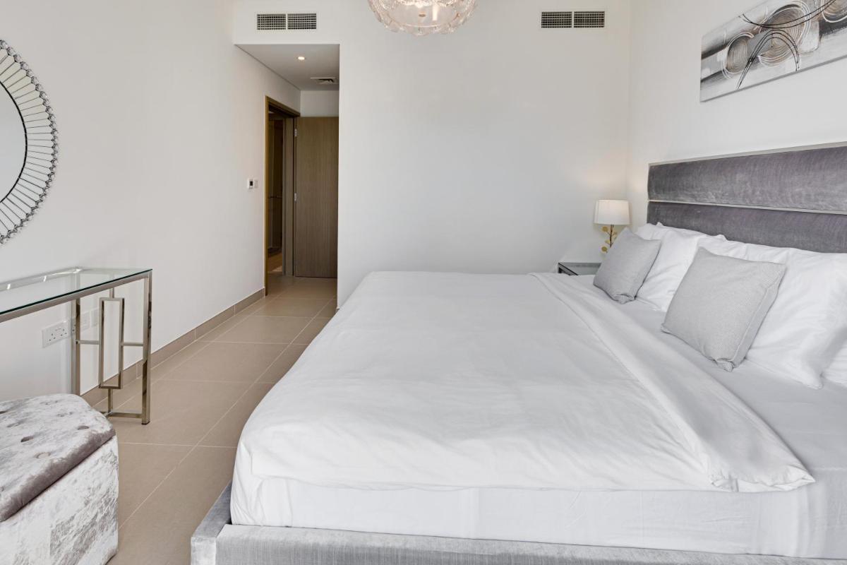 Brand new apartment with huge terrace 52 42