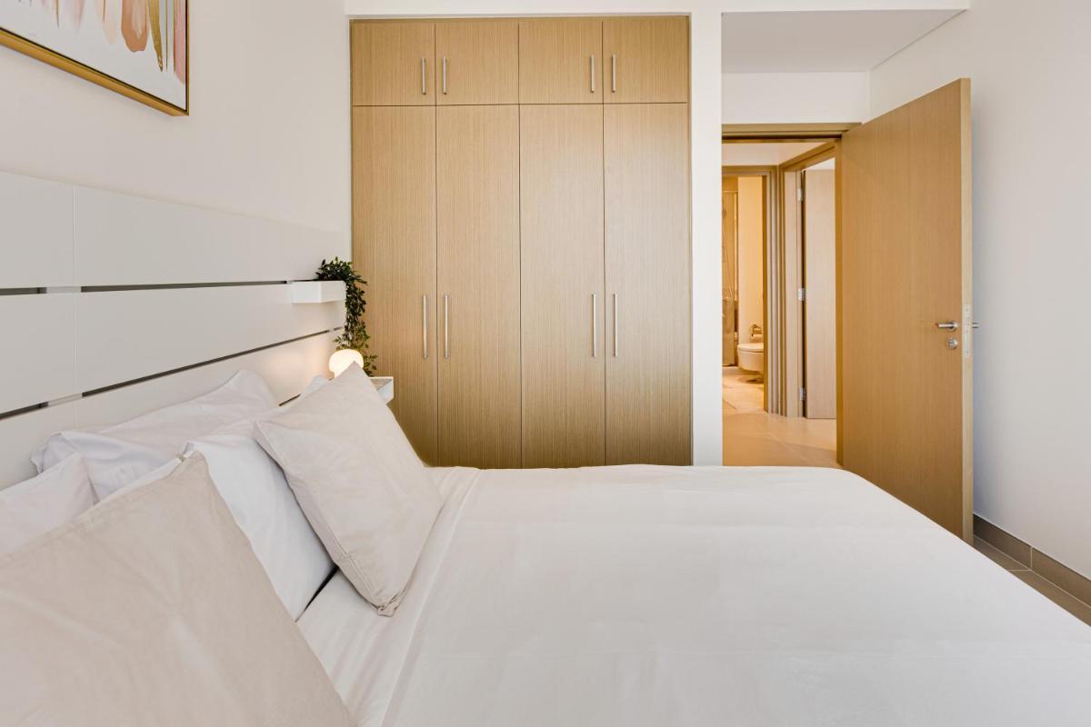 Brand new apartment with huge terrace 52 42