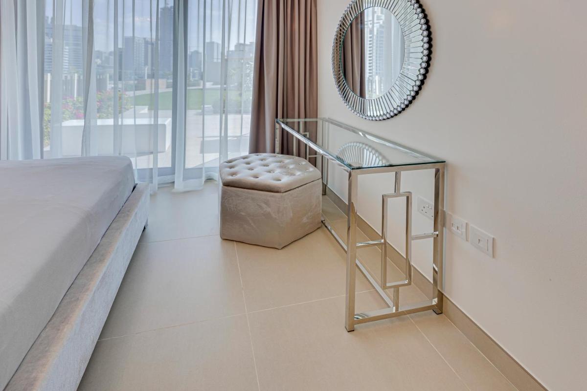 Brand new apartment with huge terrace 52 42