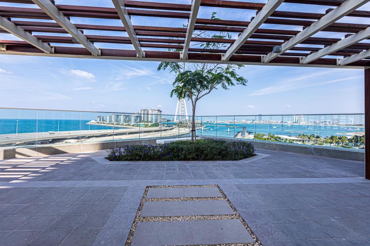 Brand new apartment with huge terrace 52 42