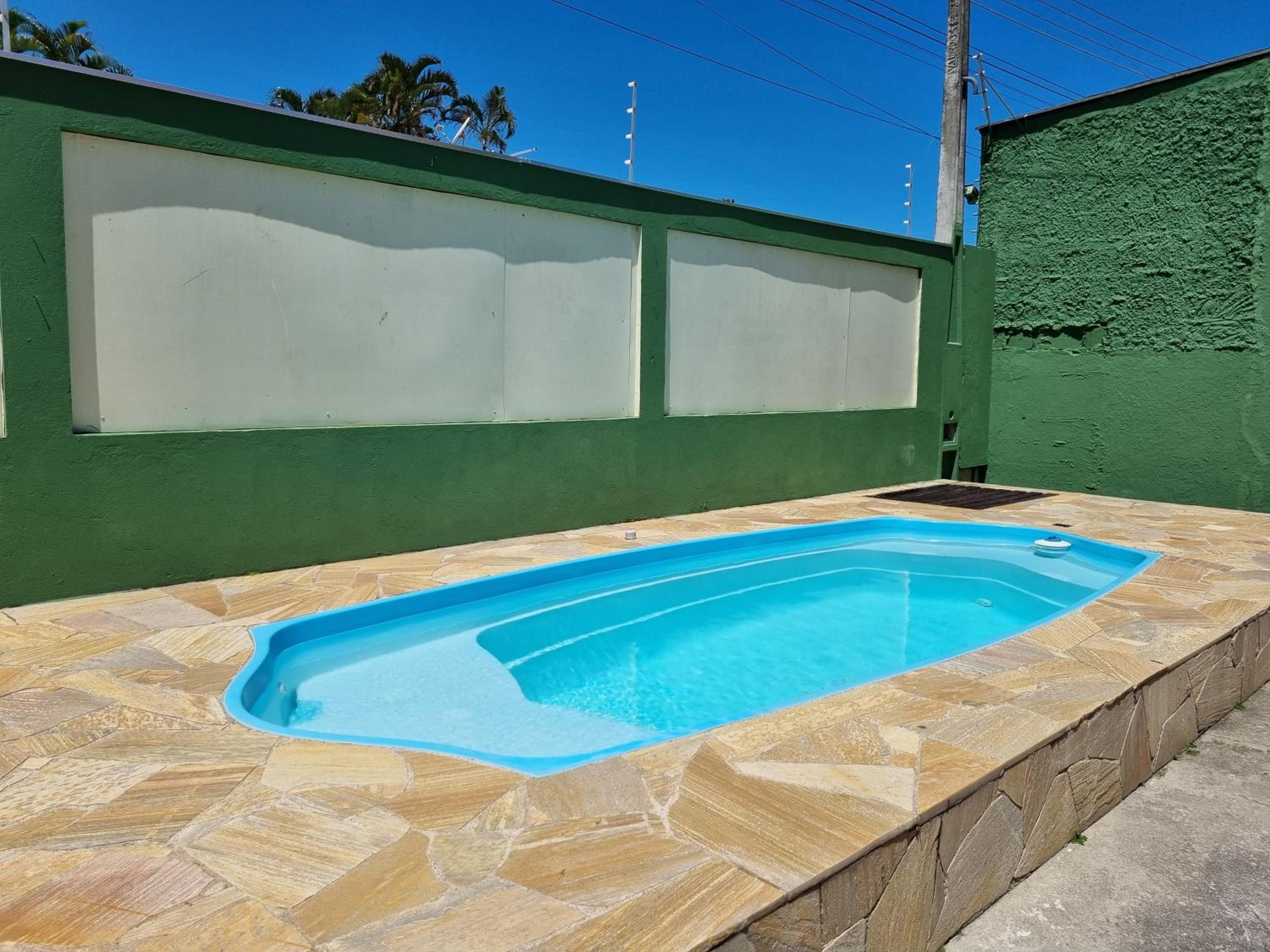 Confortável casa com piscina e churrasqueira a 100m da praia