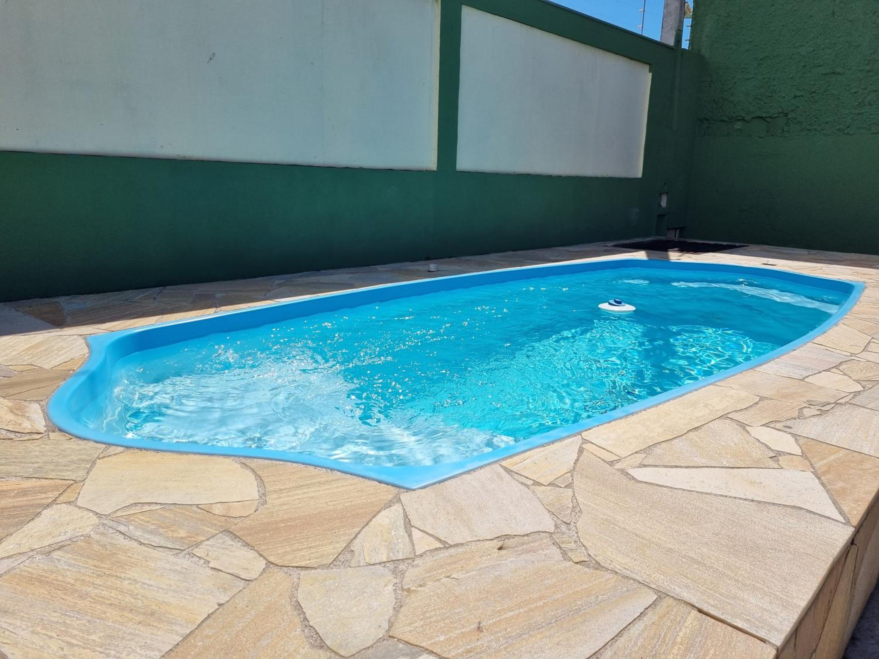 Confortável casa com piscina e churrasqueira a 100m da praia