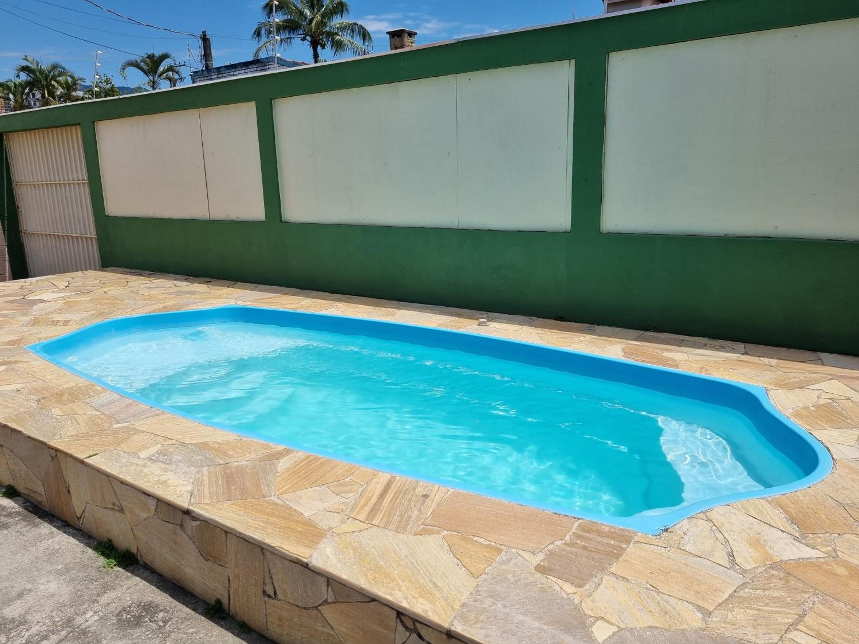 Confortável casa com piscina e churrasqueira a 100m da praia