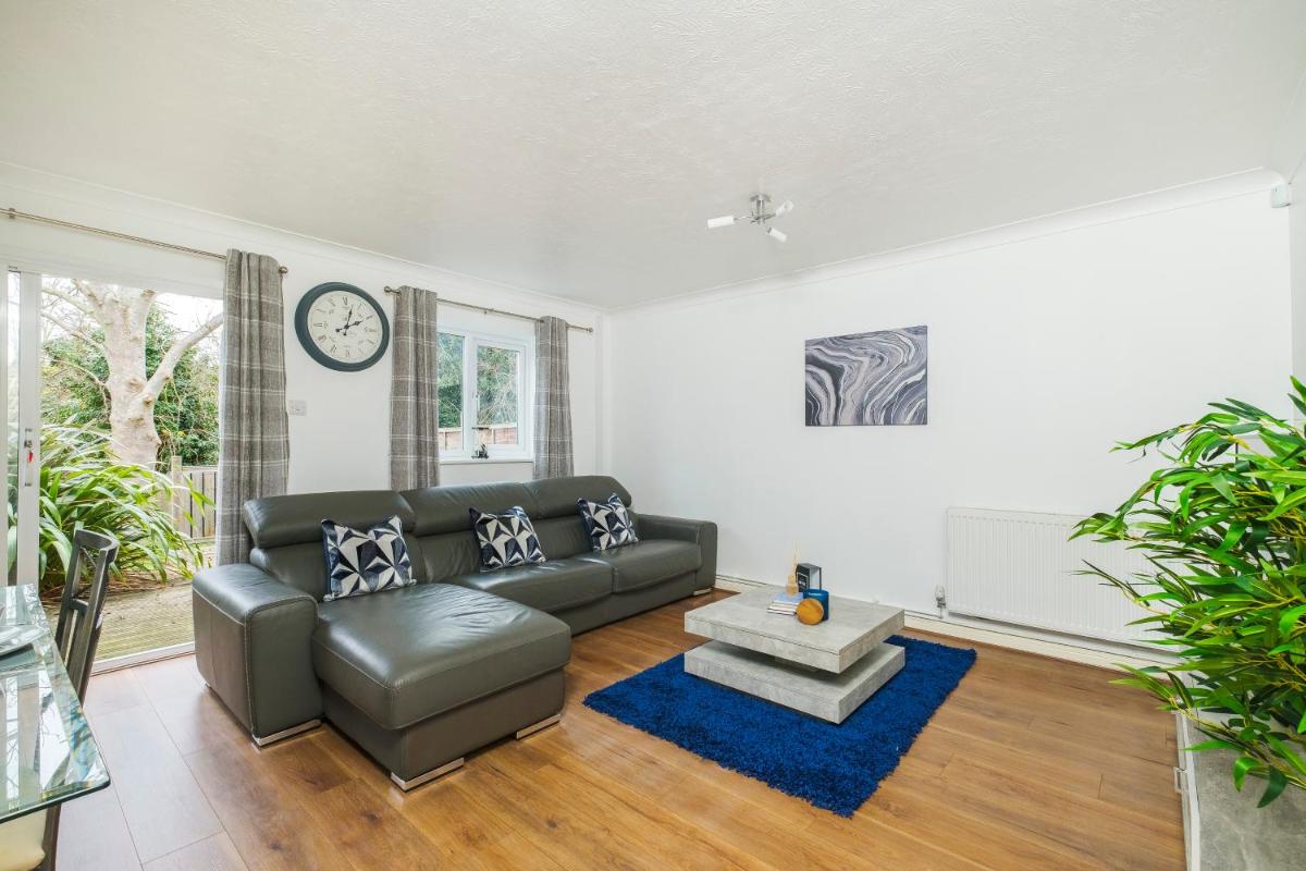 Beautiful 3 Bed House with Amazing Views in Dartford, Kent view 2
