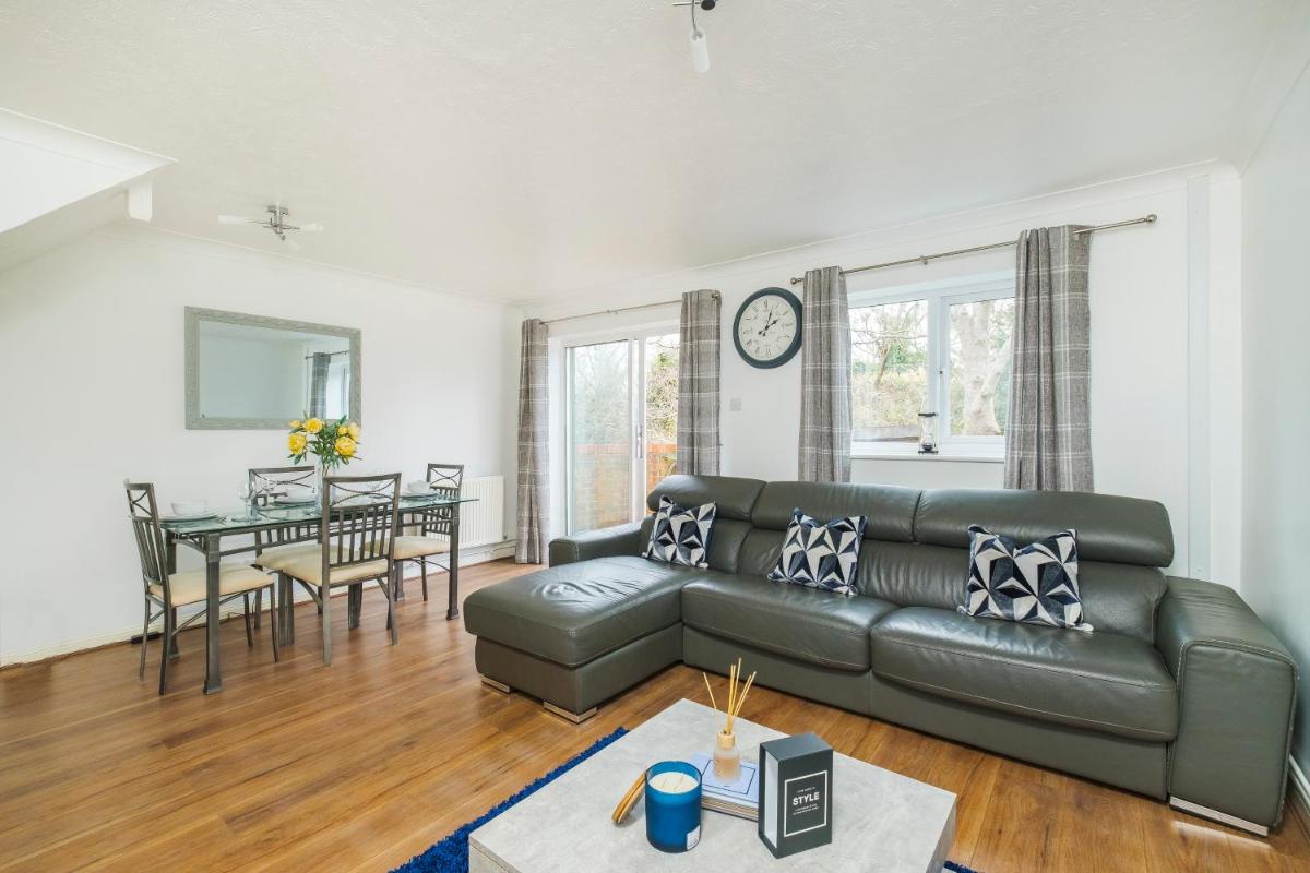 Beautiful 3 Bed House with Amazing Views in Dartford, Kent view 3