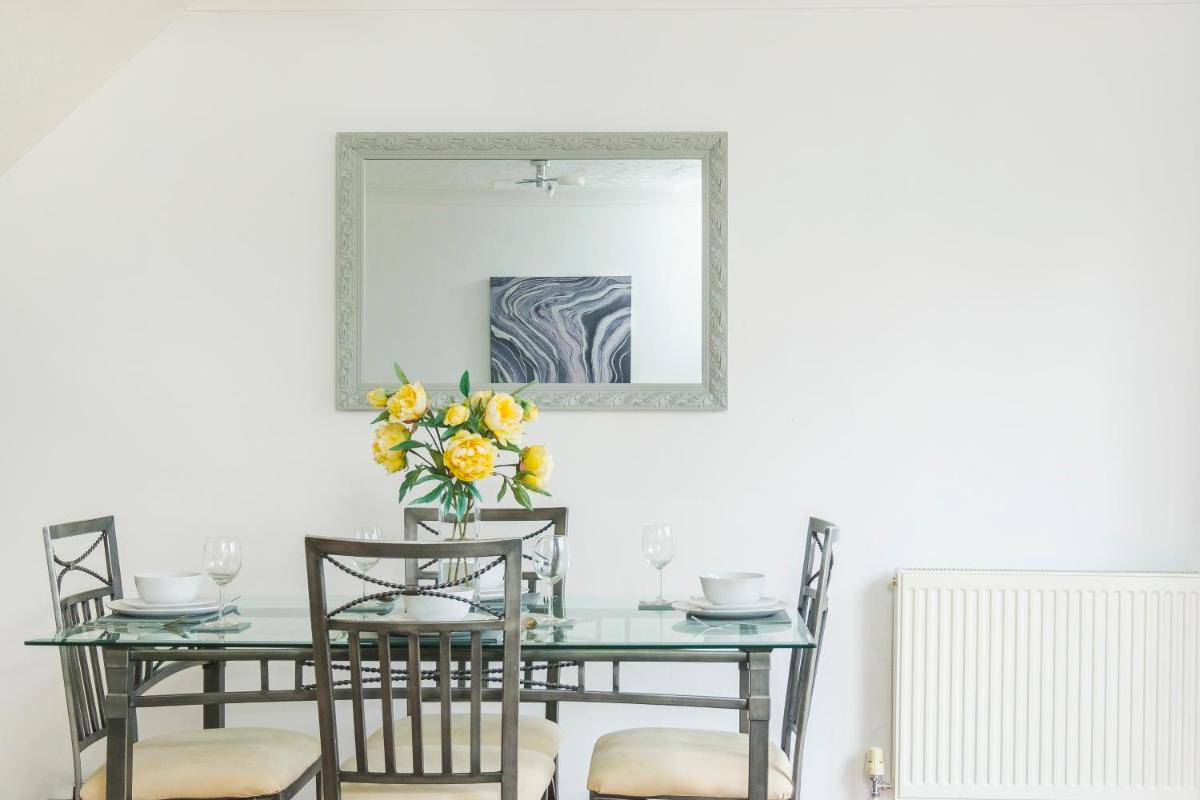 Beautiful 3 Bed House with Amazing Views in Dartford, Kent view 5