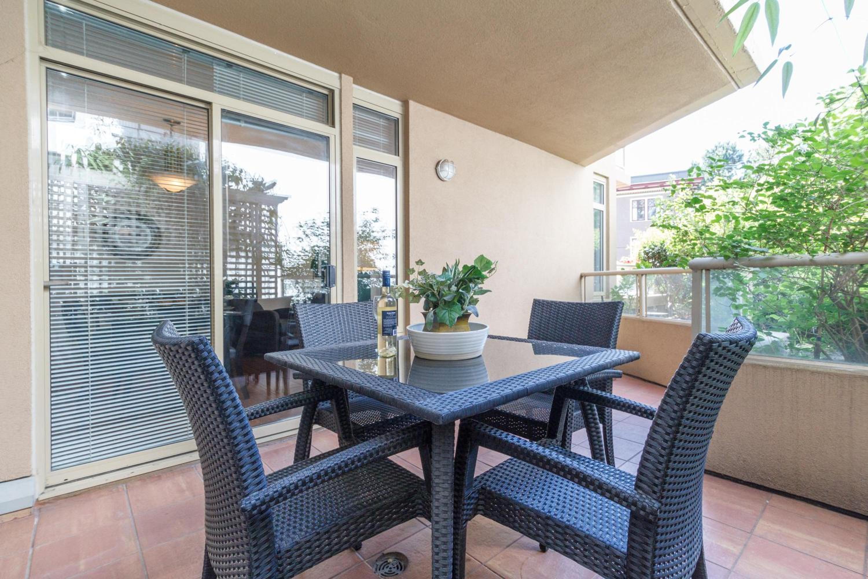 Versatile Garden-Level Suite W Natural Light