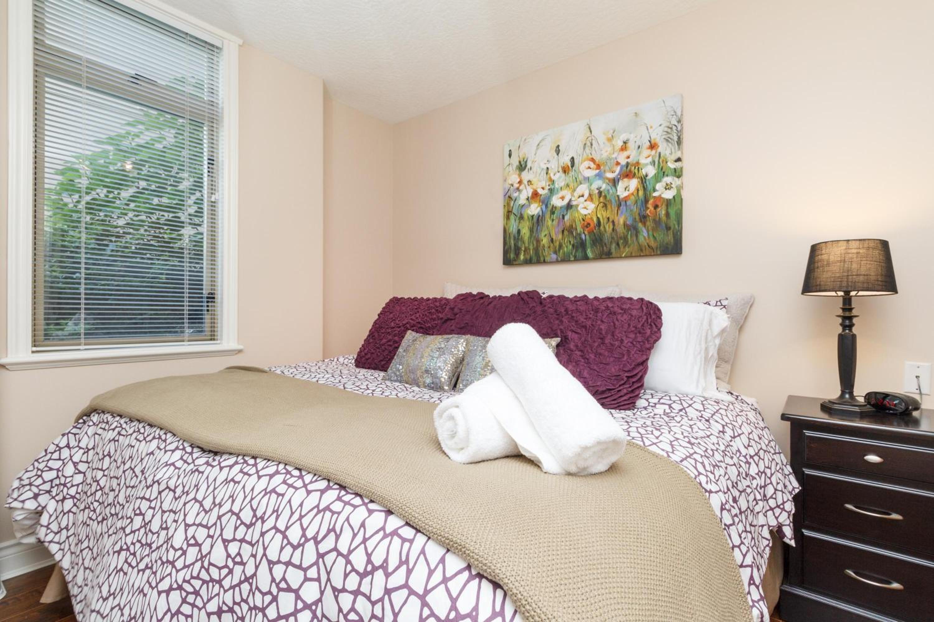 Versatile Garden-Level Suite W Natural Light
