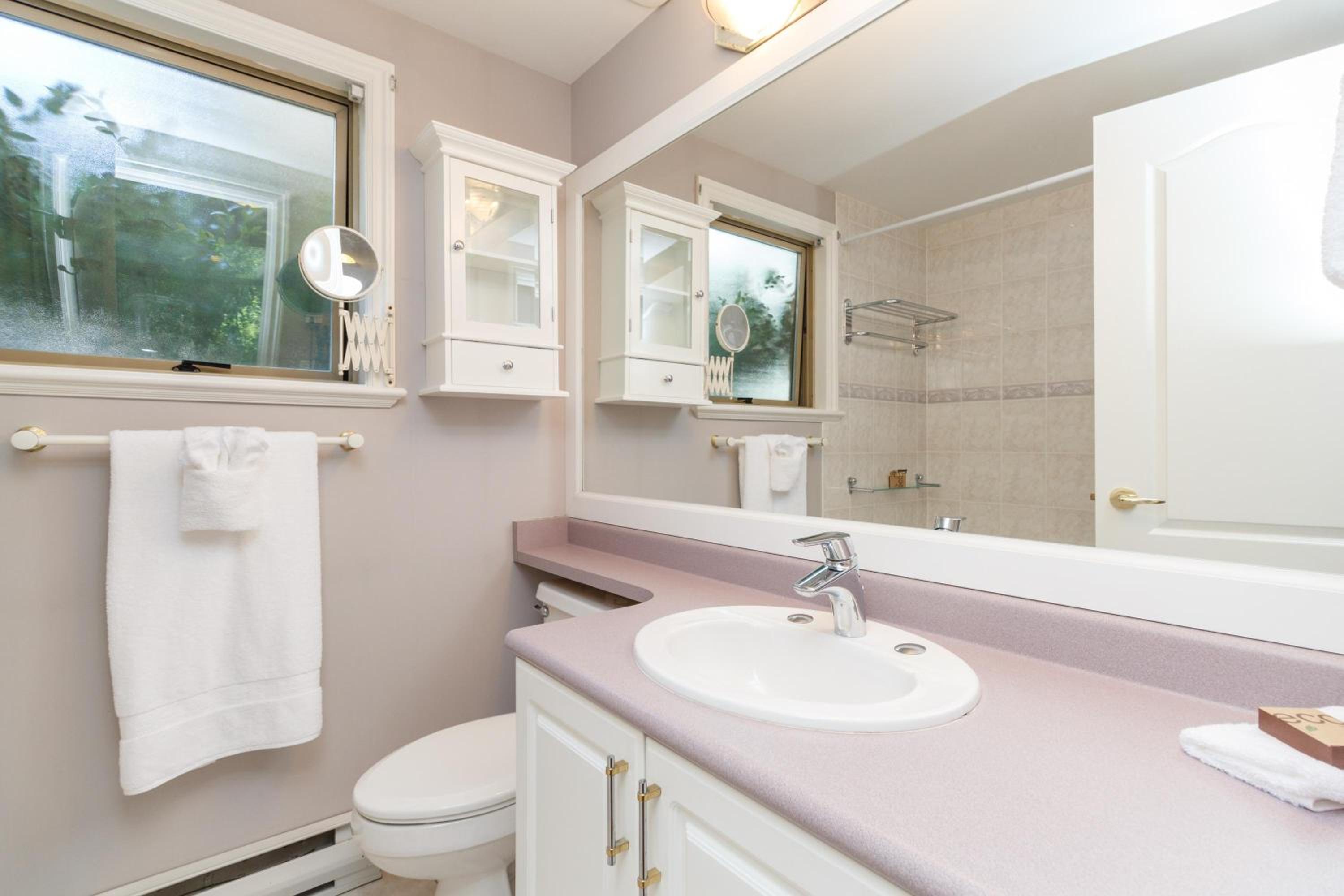 Versatile Garden-Level Suite W Natural Light