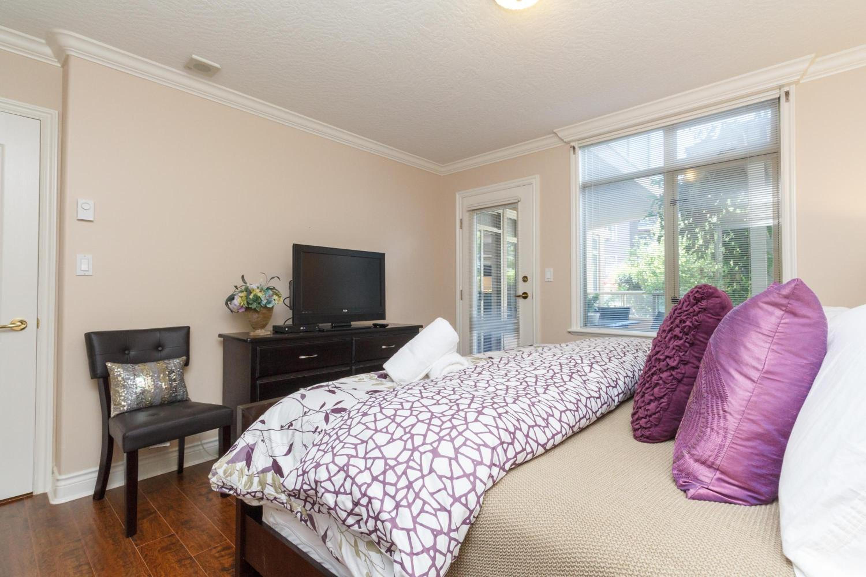 Versatile Garden-Level Suite W Natural Light