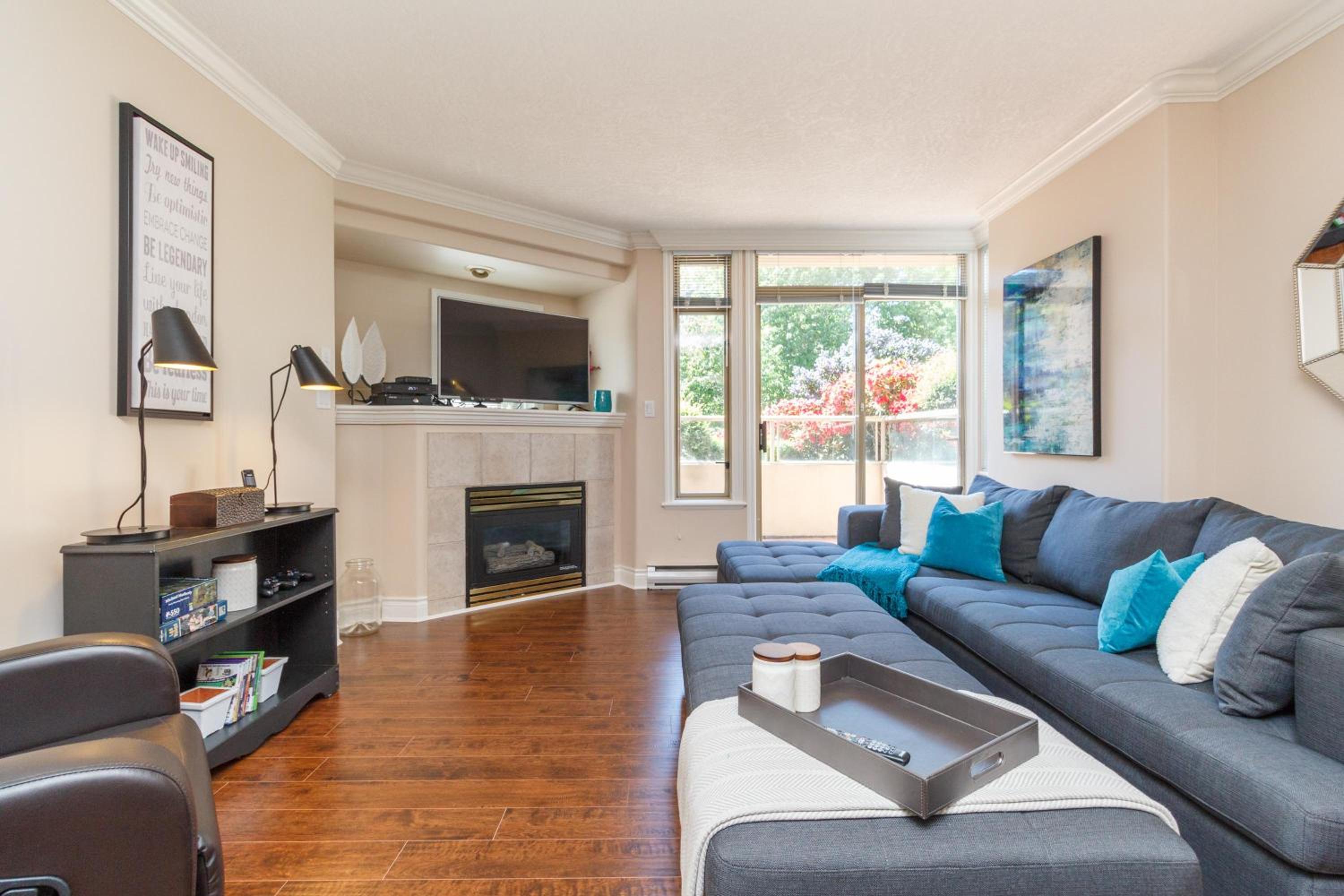 Versatile Garden-Level Suite W Natural Light