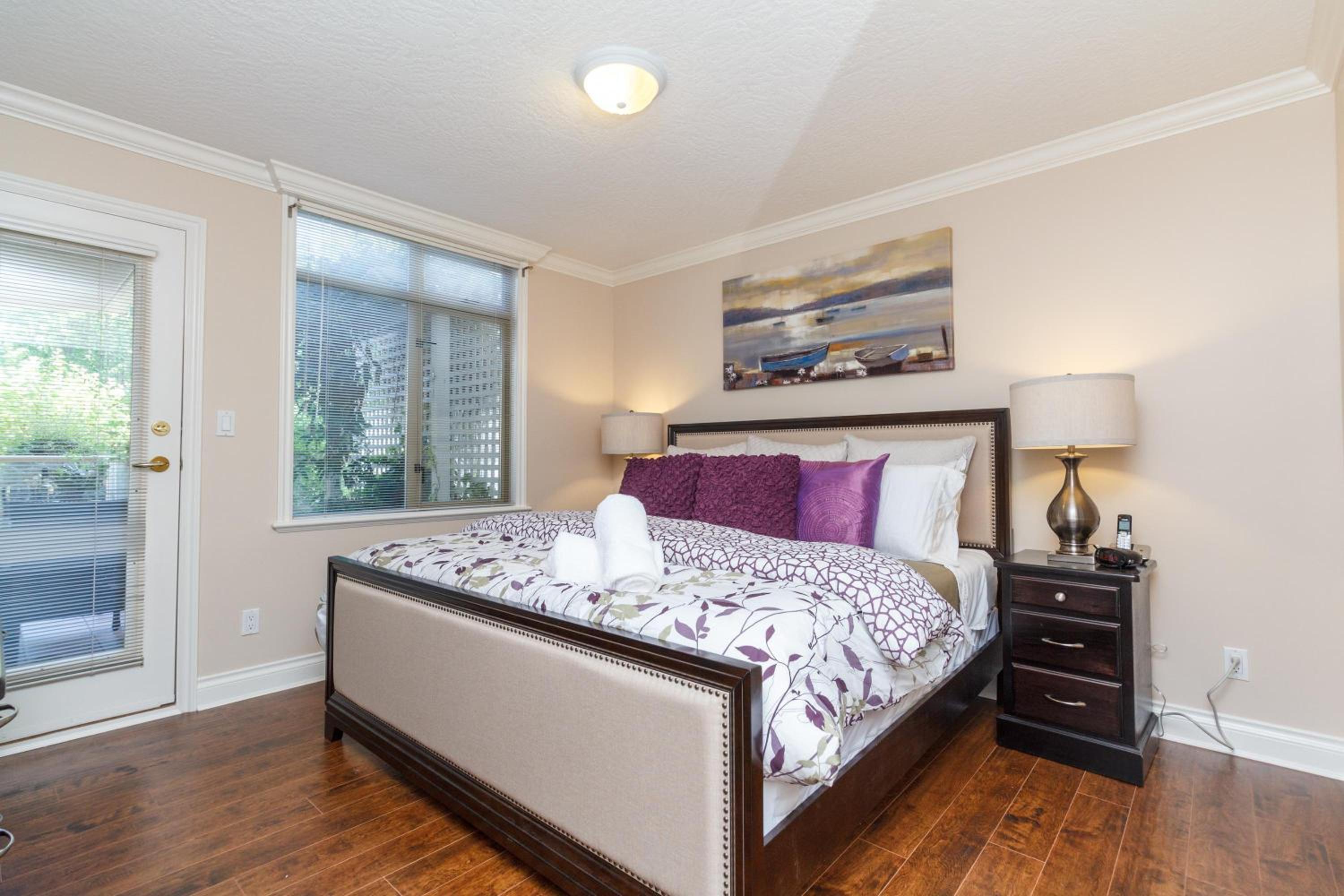 Versatile Garden-Level Suite W Natural Light
