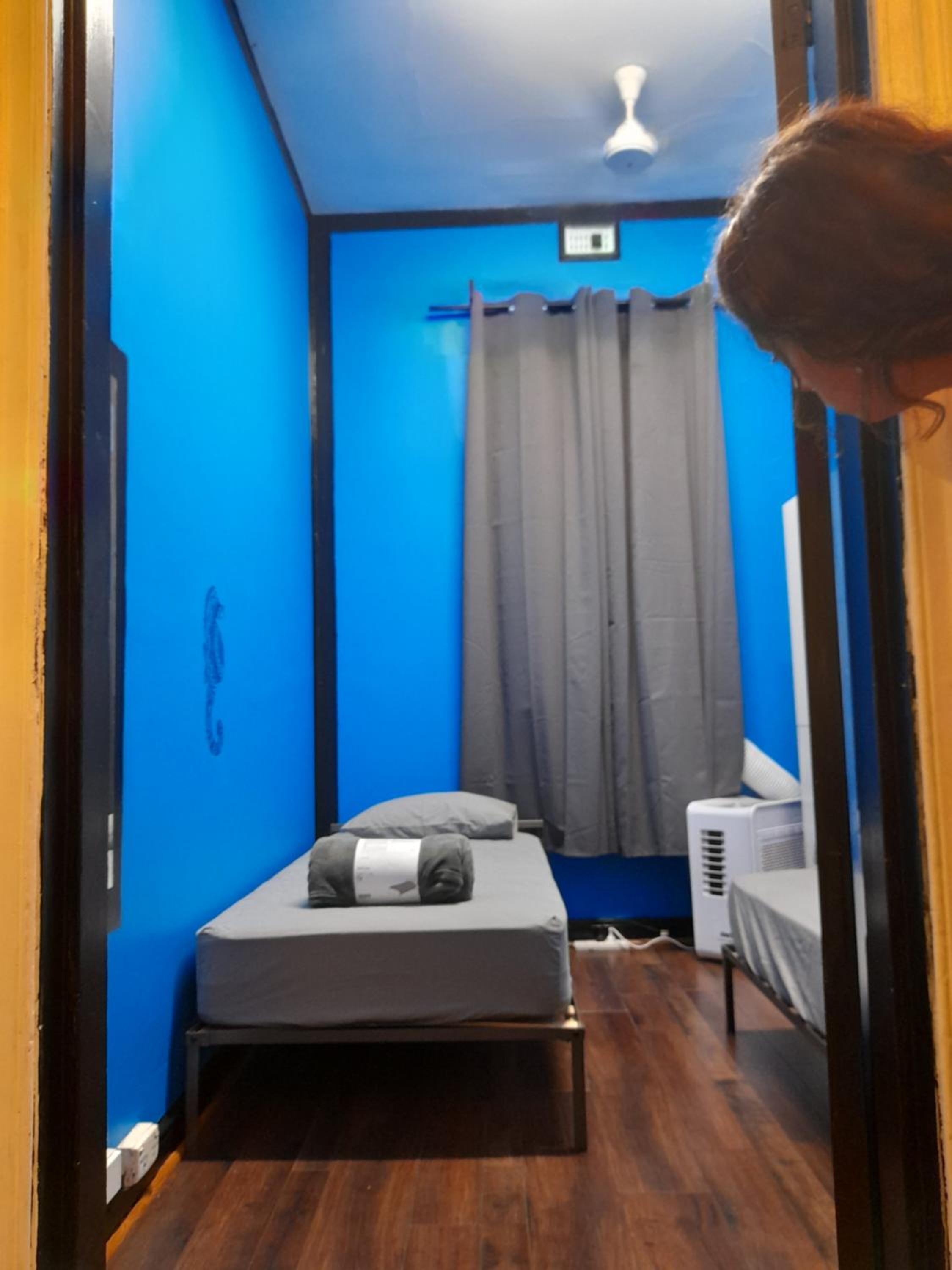 Ozi Inn Backpackers - Perth -Valid International Passport Required