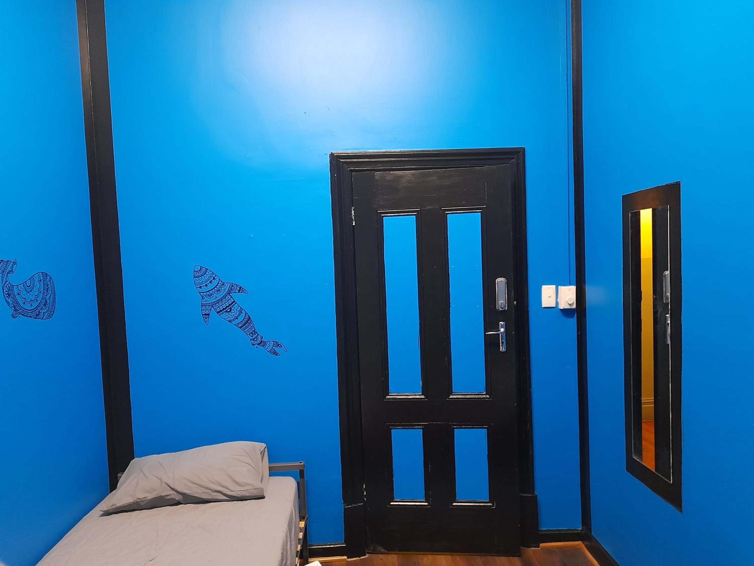 Ozi Inn Backpackers - Perth -Valid International Passport Required