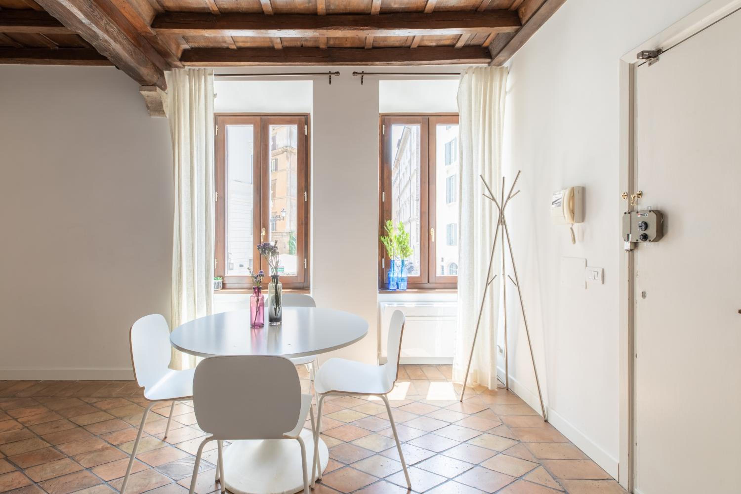 iFlat Navona Bright Studio